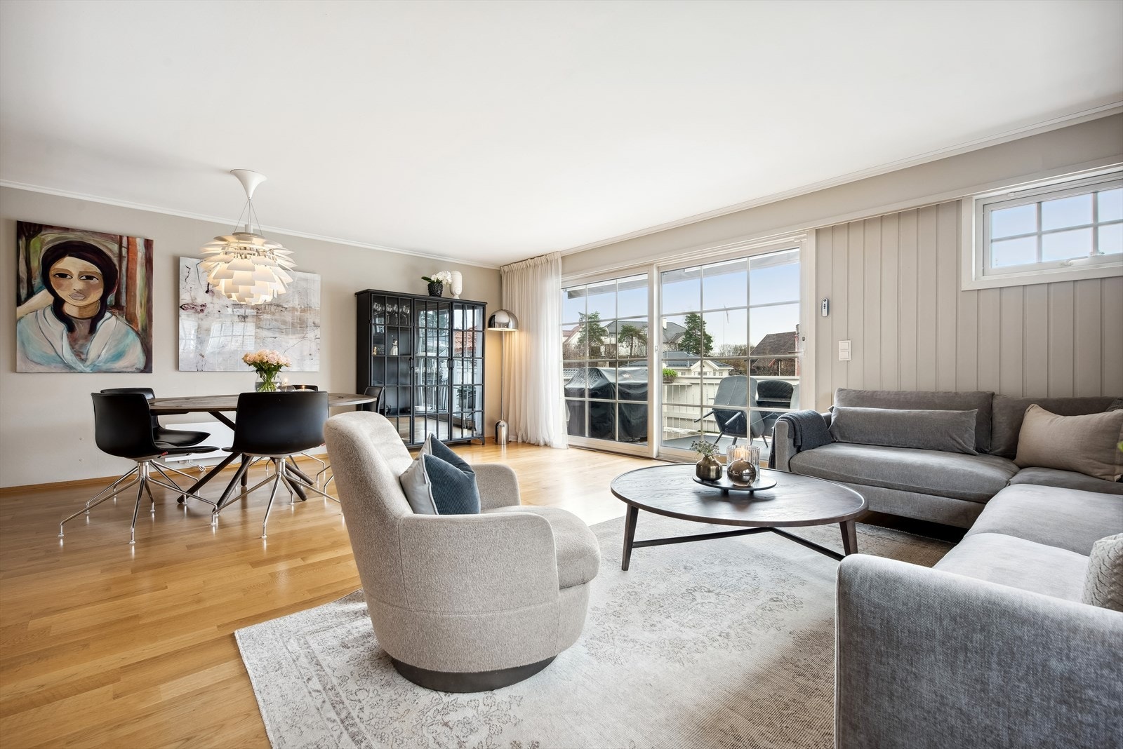 Romslig og lys stue med skyvedør som leder ut til terrassen. Galleribilde