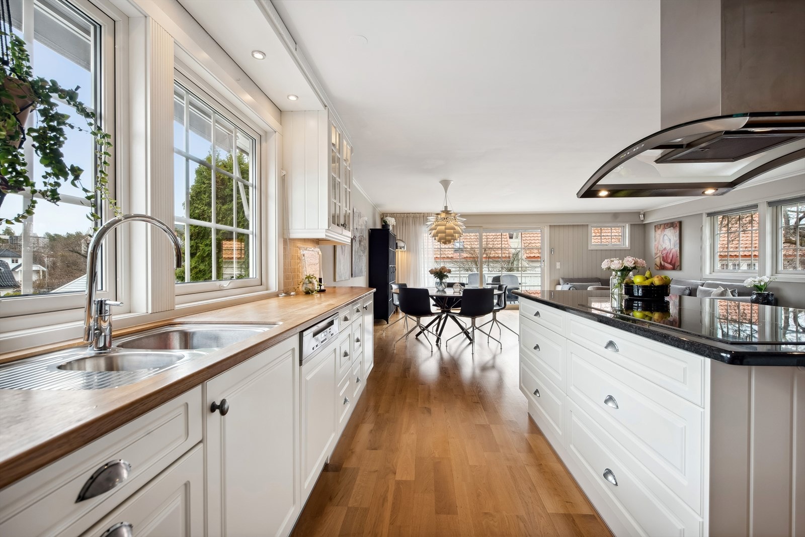 Vinduer på alle vegger slipper inn rikelig med naturlig lys. Galleribilde