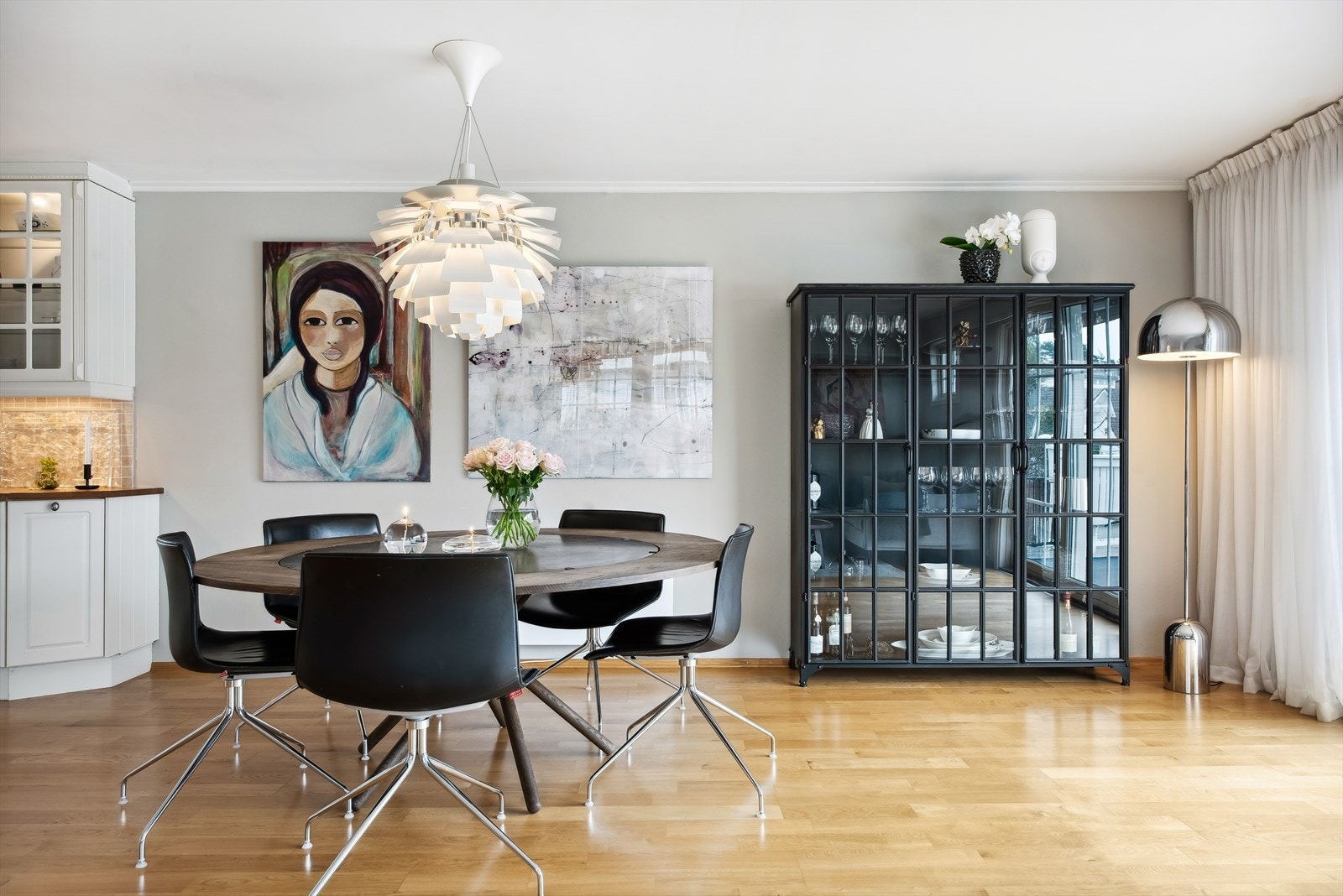 Spisestuen ligger i åpen og naturlig forlengelse av kjøkkenet. Galleribilde