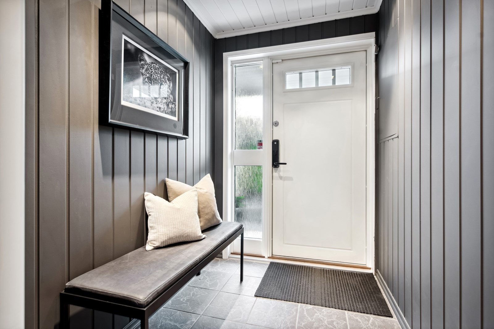En innbydende entré tar deg godt imot og gir en lun hjemmefølelse. Praktisk kodelås. Galleribilde
