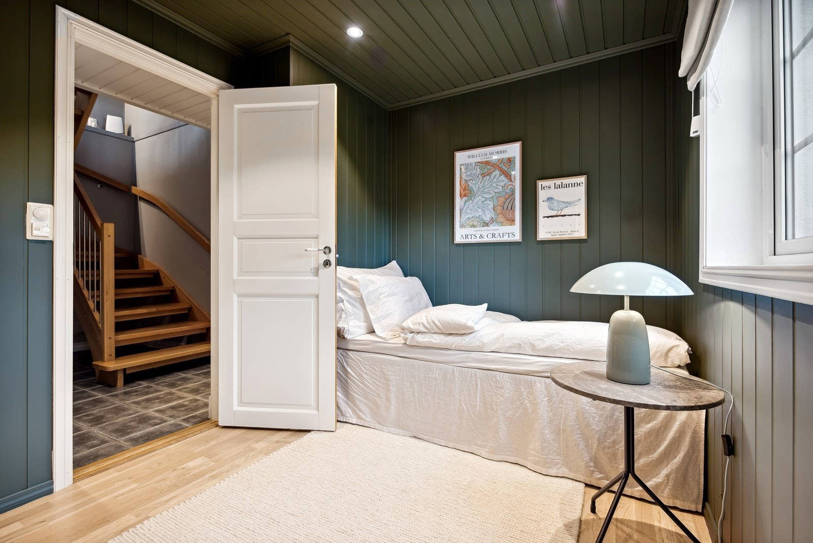 Soverom 3 ligger i underetasje og har plass til stor seng med tilhørende nattbord m.m. Rommet er siden bildet ble tatt oppgradert med vegg til vegg teppe, ny farge og ny garderobeløsning. Galleribilde