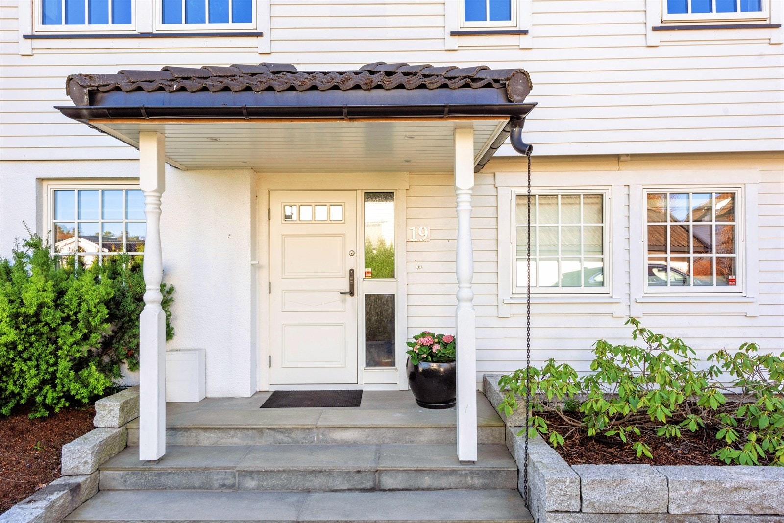 Eiendommen har et pent opparbeidet inngangsparti. Velkommen inn! Galleribilde