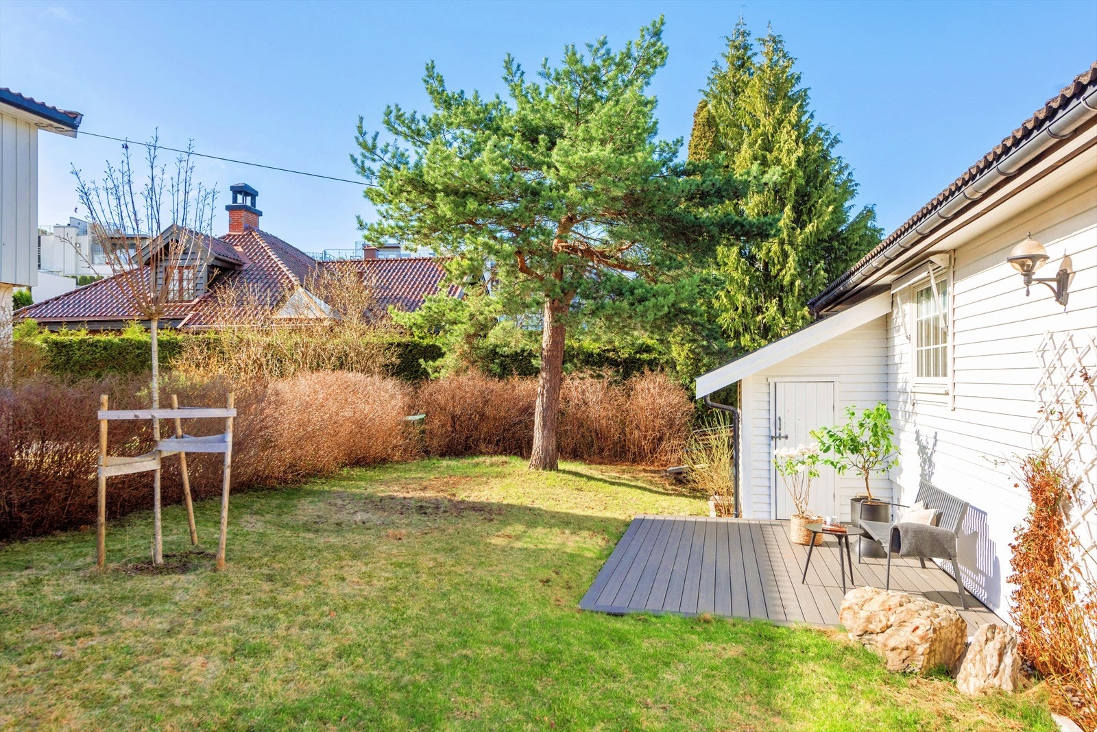 Fra terrassen og hagen får du et innbydende uteområde med plass til både sittegruppe, avslapning og utemøblering. Den lune plasseringen langs husveggen gir en hyggelig ramme rundt uteplassen. Galleribilde