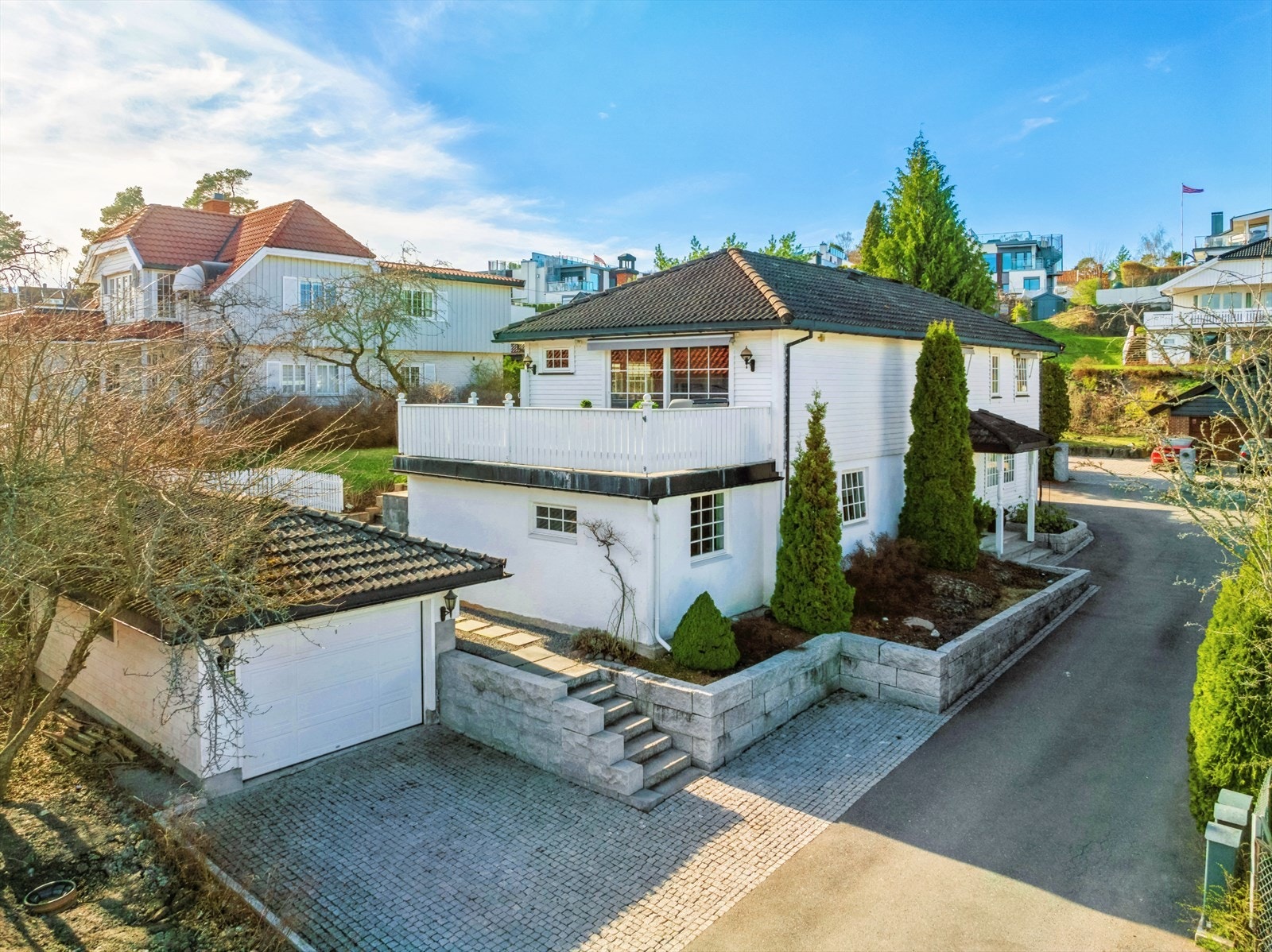 Eiendommen er pent opparbeidet med flotte grønne utearealer, innkjørsel og to garasjeplasser. Yttertak og undertak er lagt nytt i 2023. Galleribilde