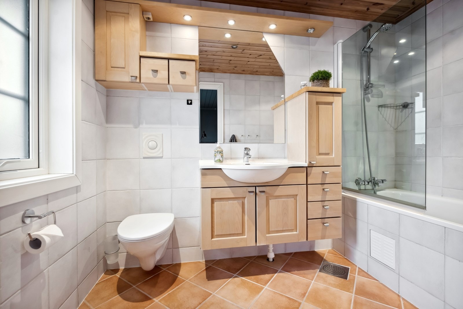 Badet er av eldre dato, men fremstår som lyst og trivelig. Galleribilde