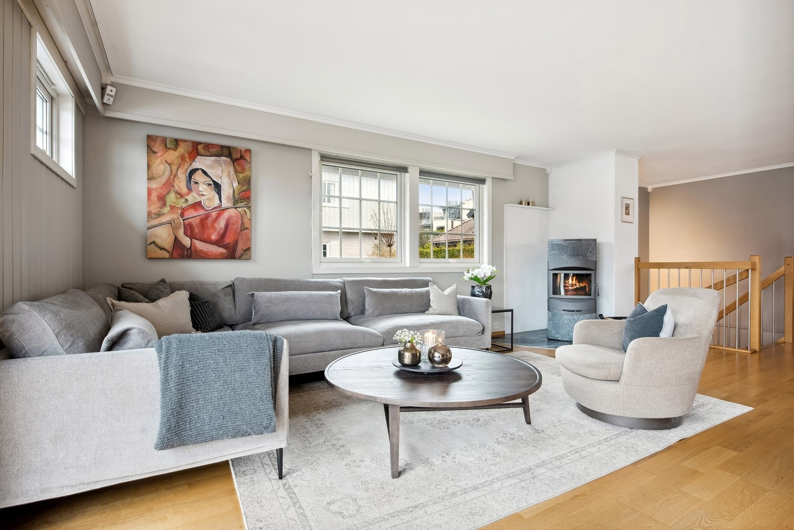 Stuen er naturlig inndelt i soner, med et lunt og hyggelig sofa-/TV-hjørne samt, peis som bidrar til en varm og behagelig atmosfære. Galleribilde