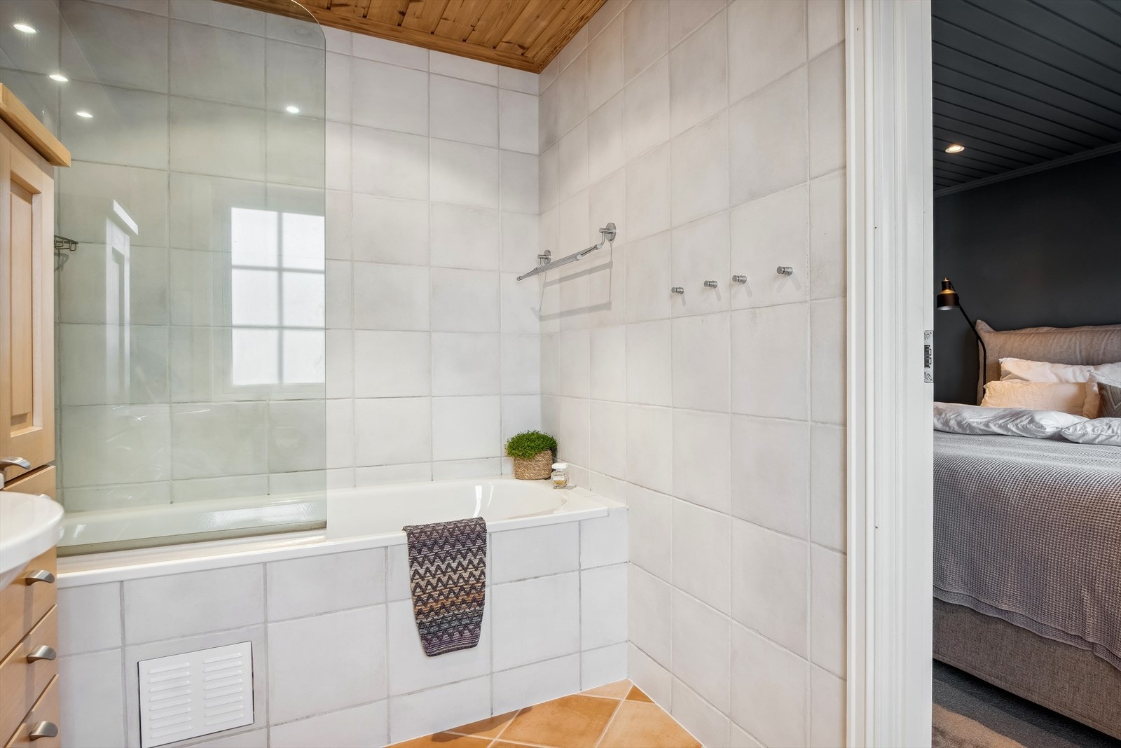 Tilhørende bad med badekar/dusj, servant og WC i en praktisk og funksjonell løsning. Galleribilde