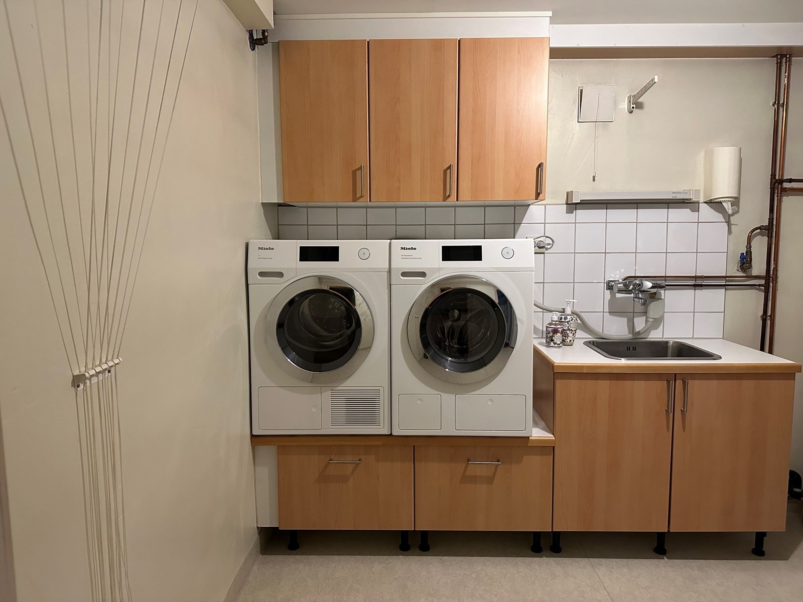 Vaskerom med bod og gode lagringsmuligheter for sportsutstyr og annet utstyr. Galleribilde