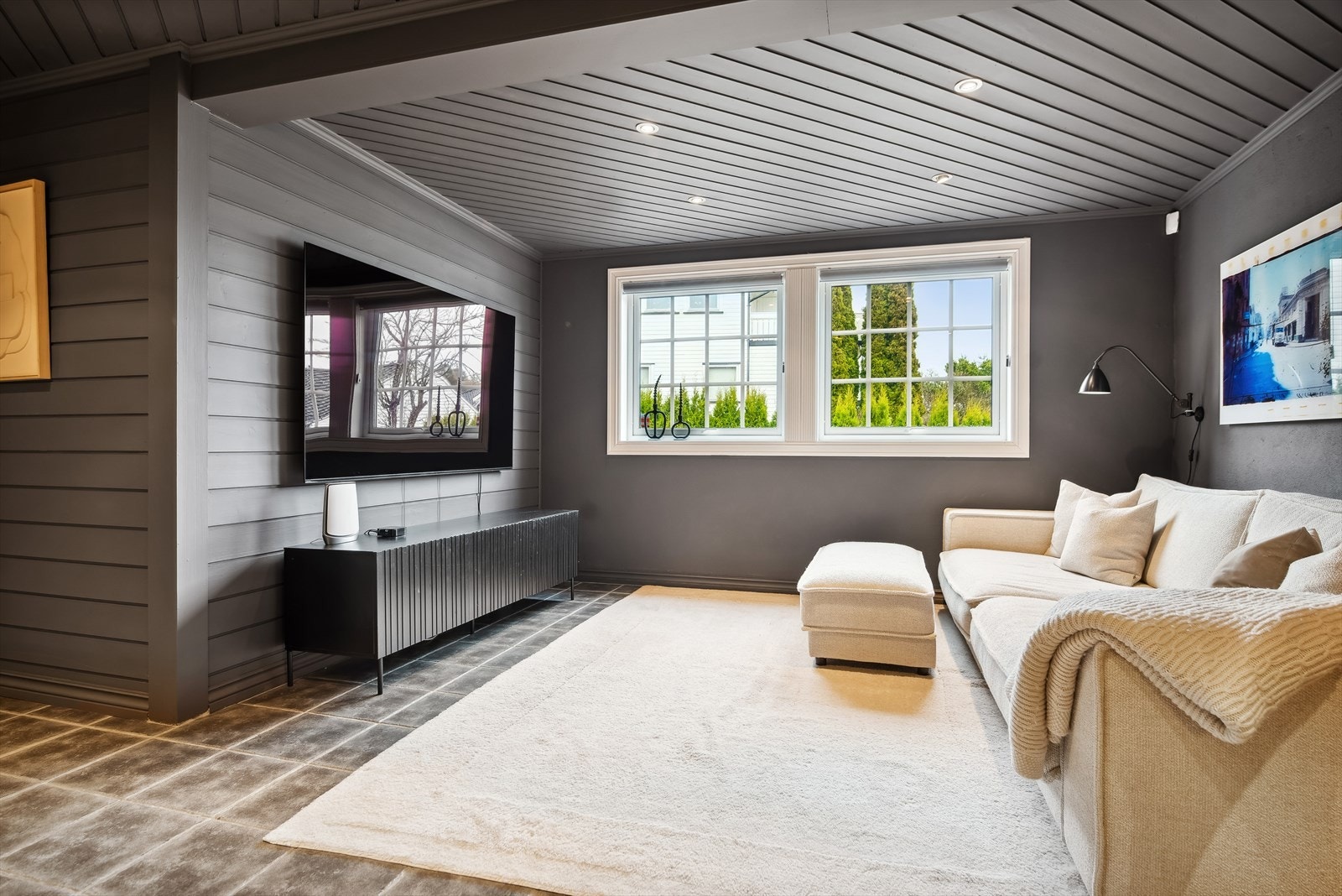 Stor og behagelig TV-stue i underetasje. Galleribilde