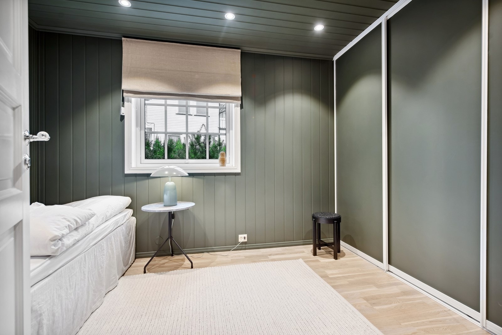 Garderobeløsningen er fjernet for å få plass til større seng og skrivepult, og erstattet med ny, praktisk løsning der sengen står i dag. Galleribilde