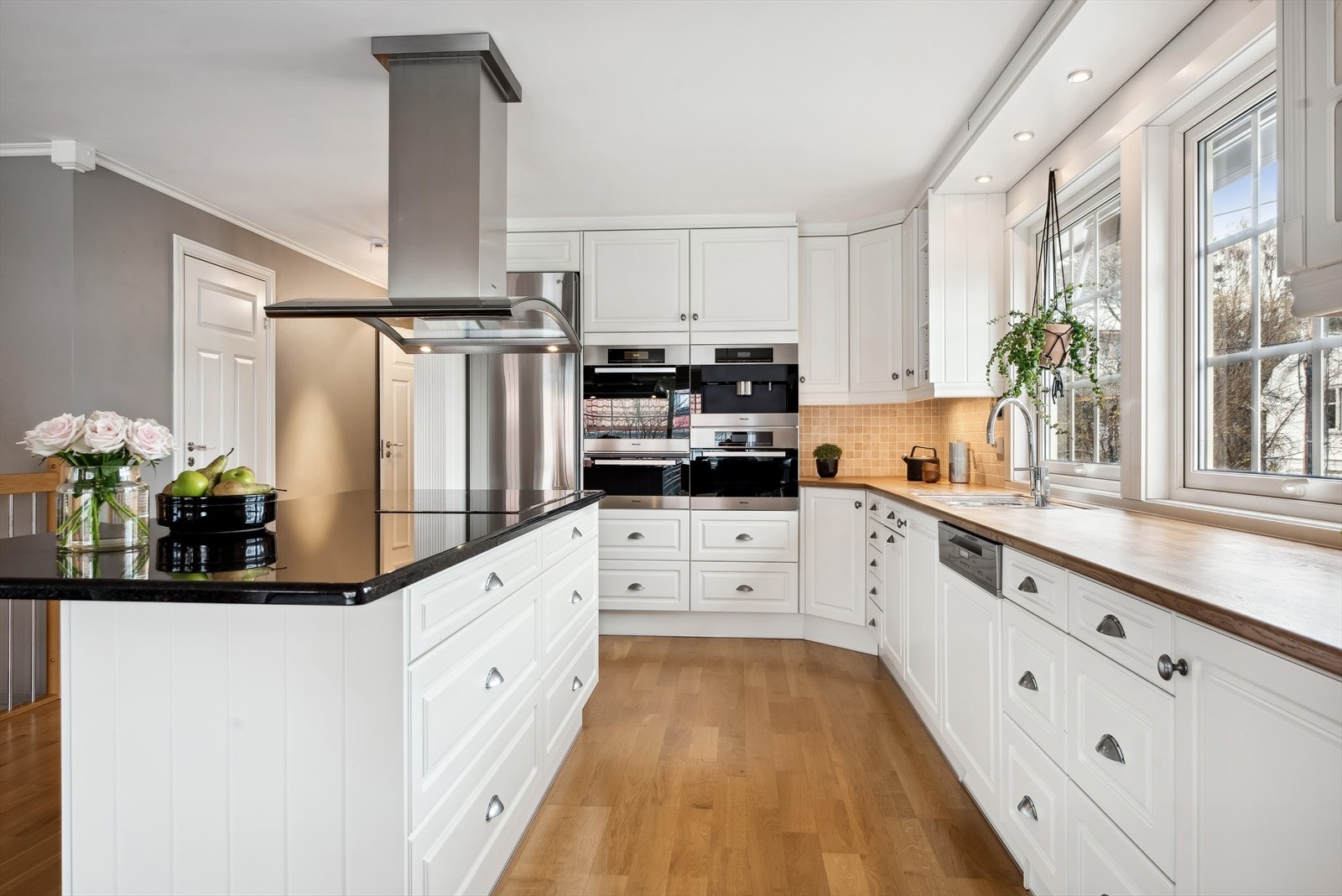 Kjøkkenet har en åpen løsning med stor kjøkkenøy og rikelig med oppbevaringsplass. Galleribilde