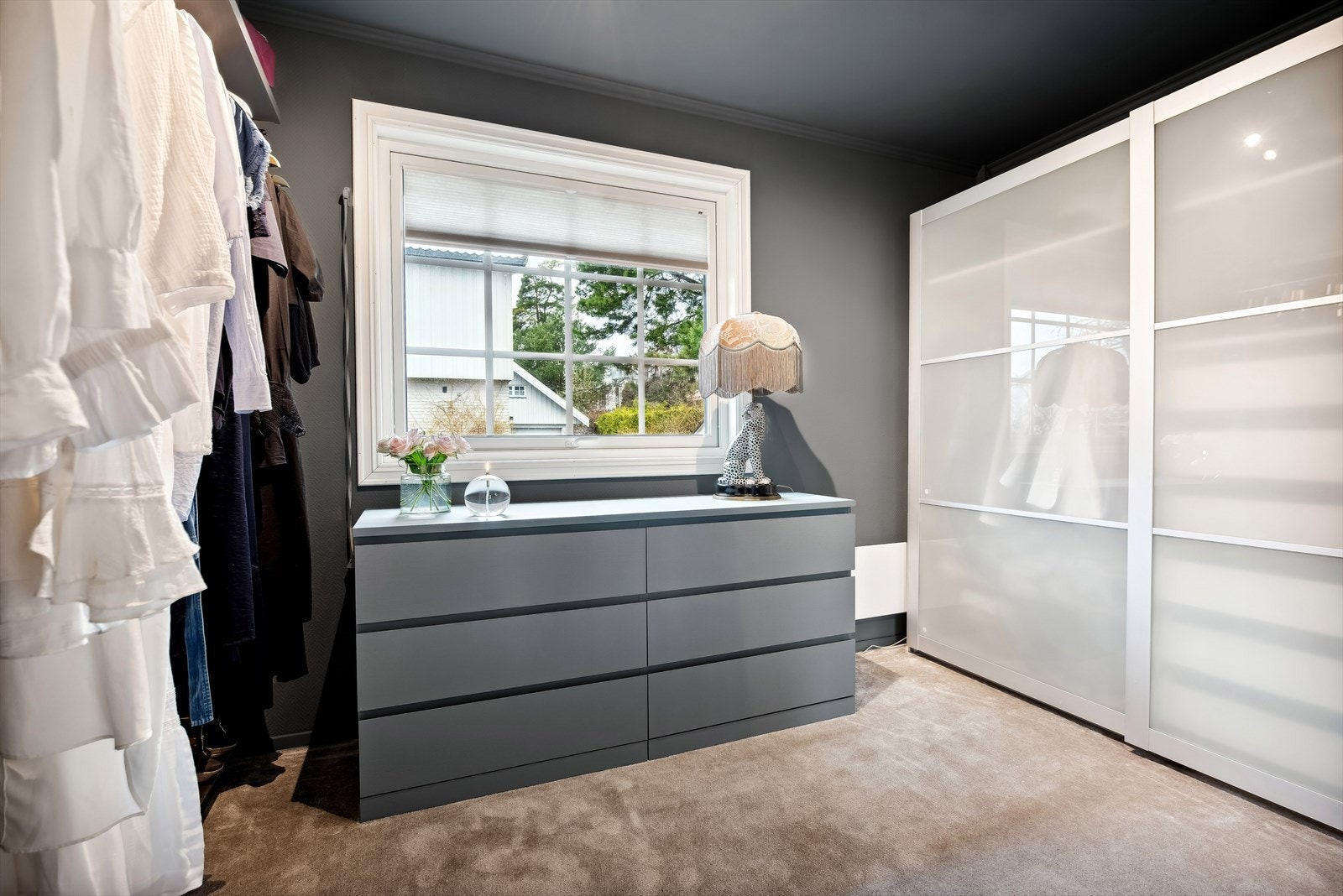 Soverom 2 i 1. etasje brukes i dag som garderoberom. Galleribilde