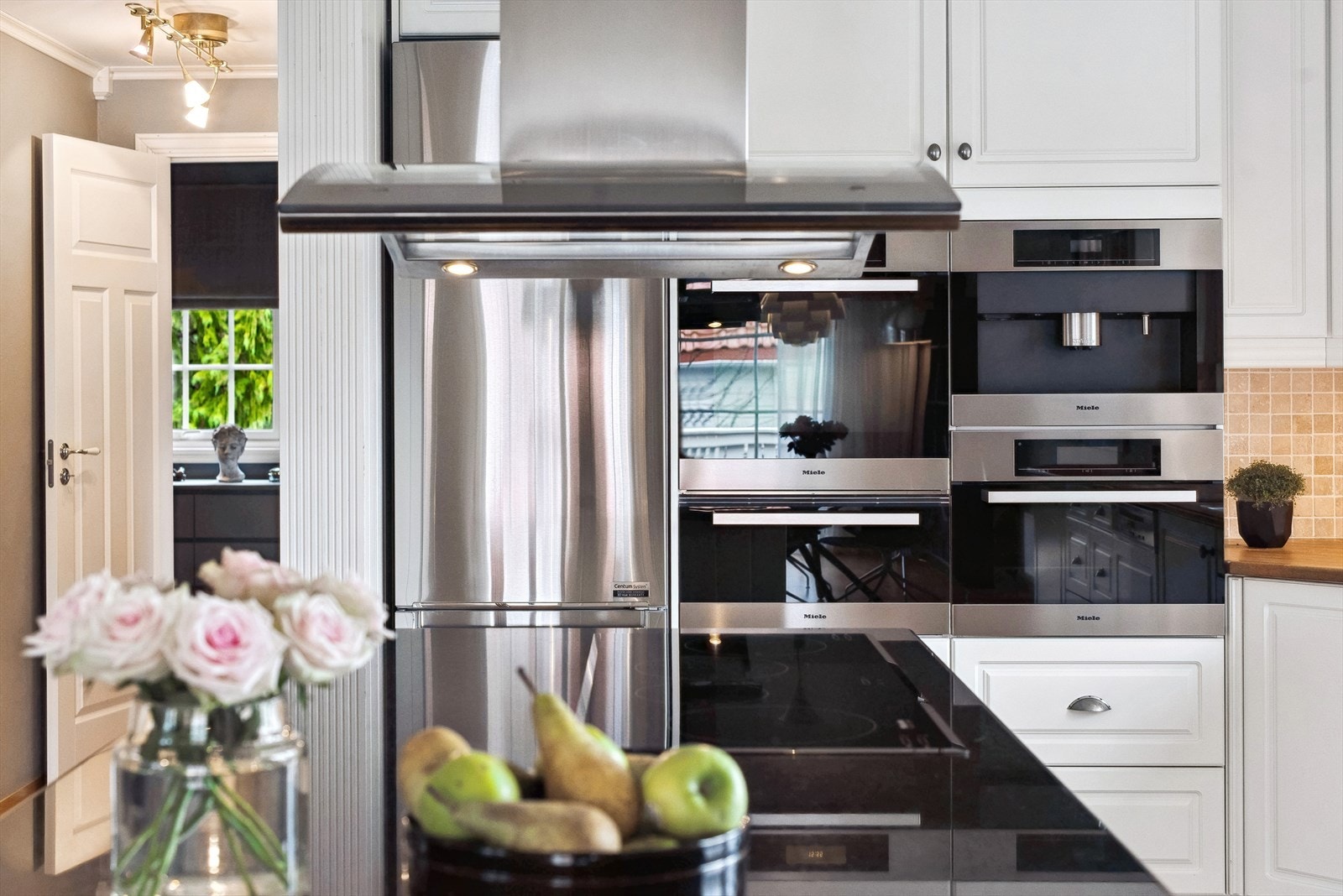 Kjøkkenet er utstyrt med hvitevarer av god kvalitet. Bla. nytt Miele kombiskap med isbiter i fryseskuff. Alle hvitevarer medfølger. Galleribilde