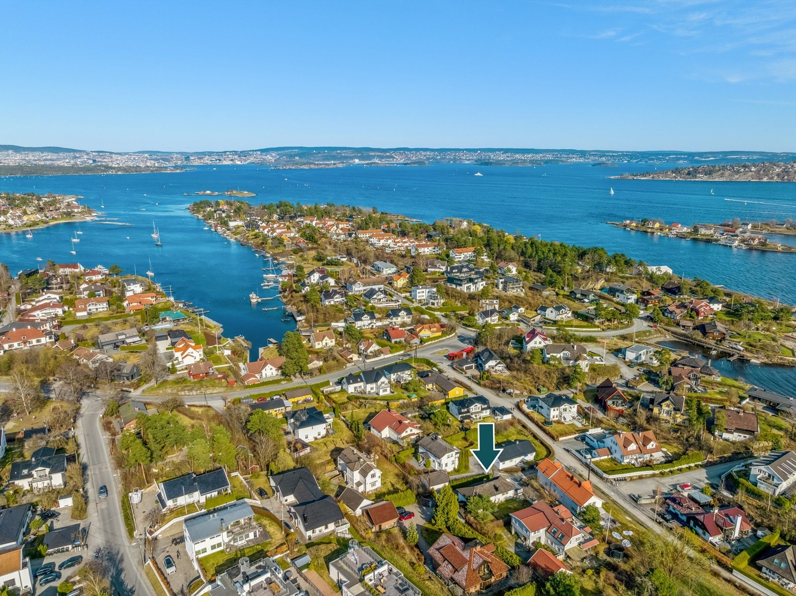Eiendommen ligger i en rolig blindvei, med få meter til endeholdeplassen og kort vei til både kyststien og badestrand. Galleribilde
