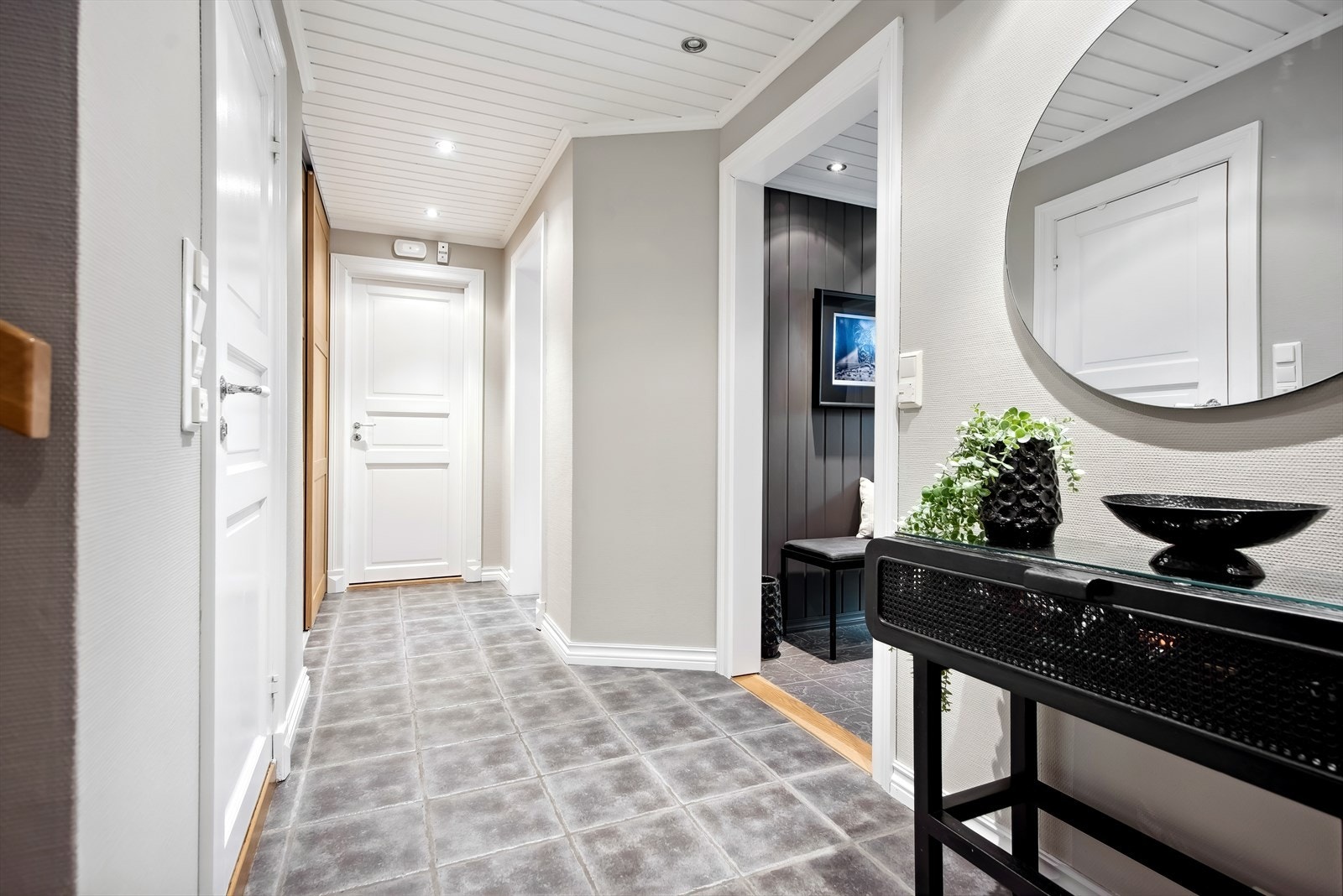 Gang i underetasje med adkomst til eget vaskerom og skyvedørsgarderobe for ytterklær. Galleribilde