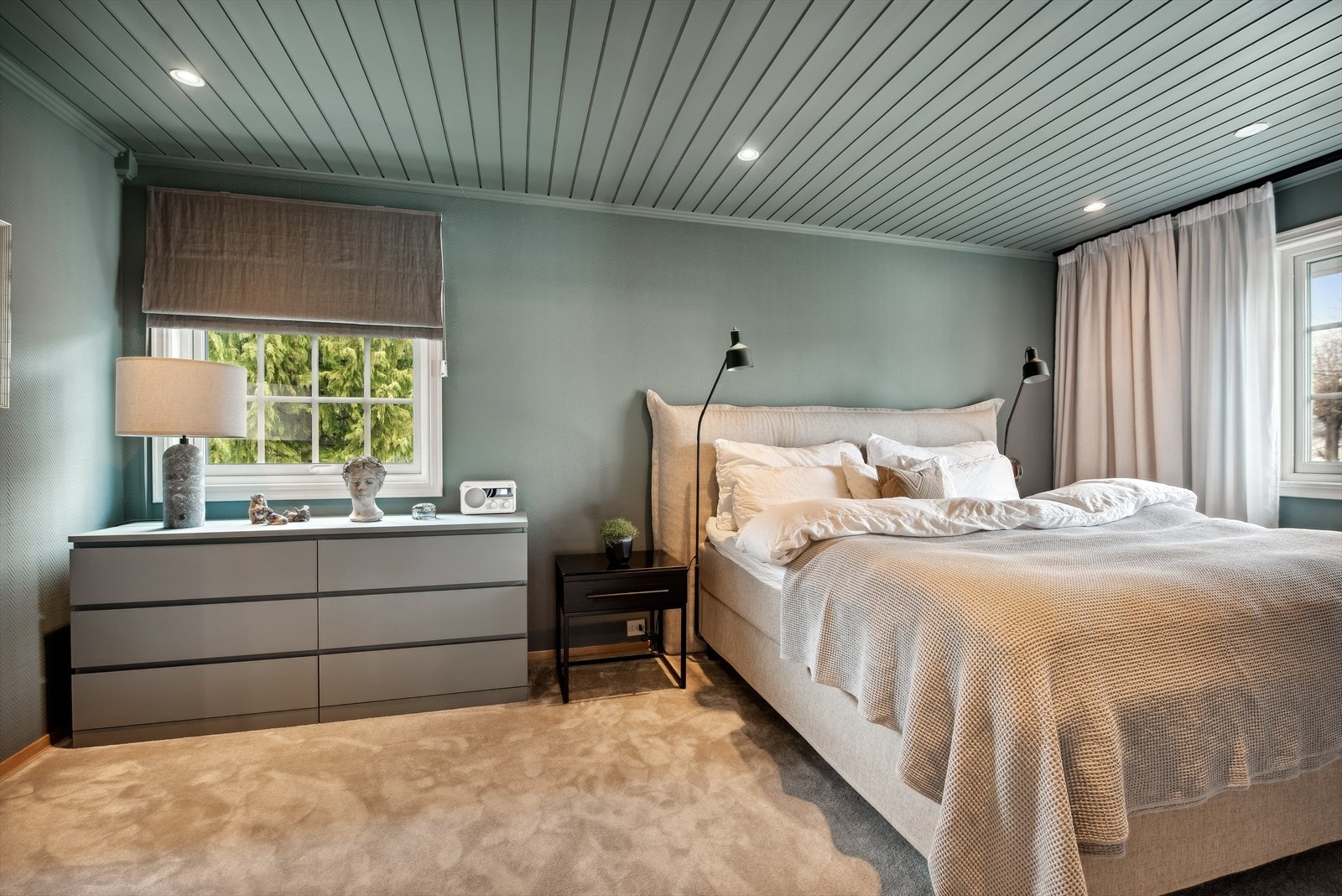 Hovedsoverommet i 1. etasje har direkte adkomst til eget bad, noe som gir en privat og komfortabel løsning. Galleribilde