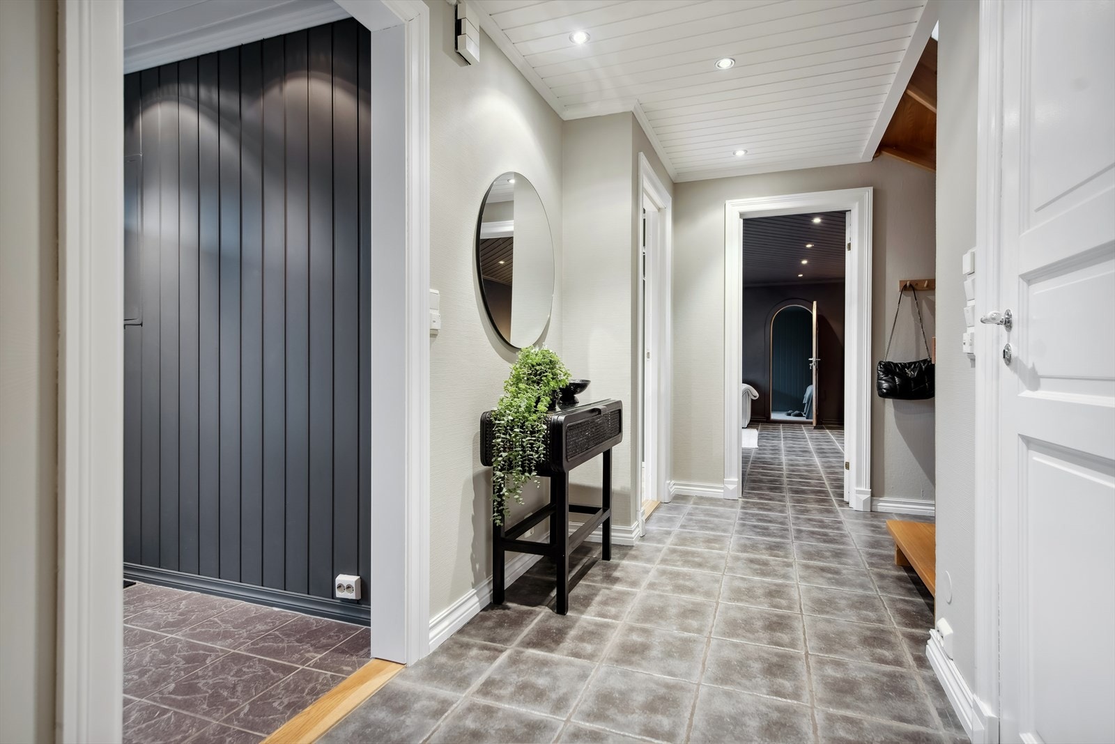 Fra hall og trappeløp er det enkel adkomst til en stor kjellerstue, og gulvene har praktiske fliser. Galleribilde