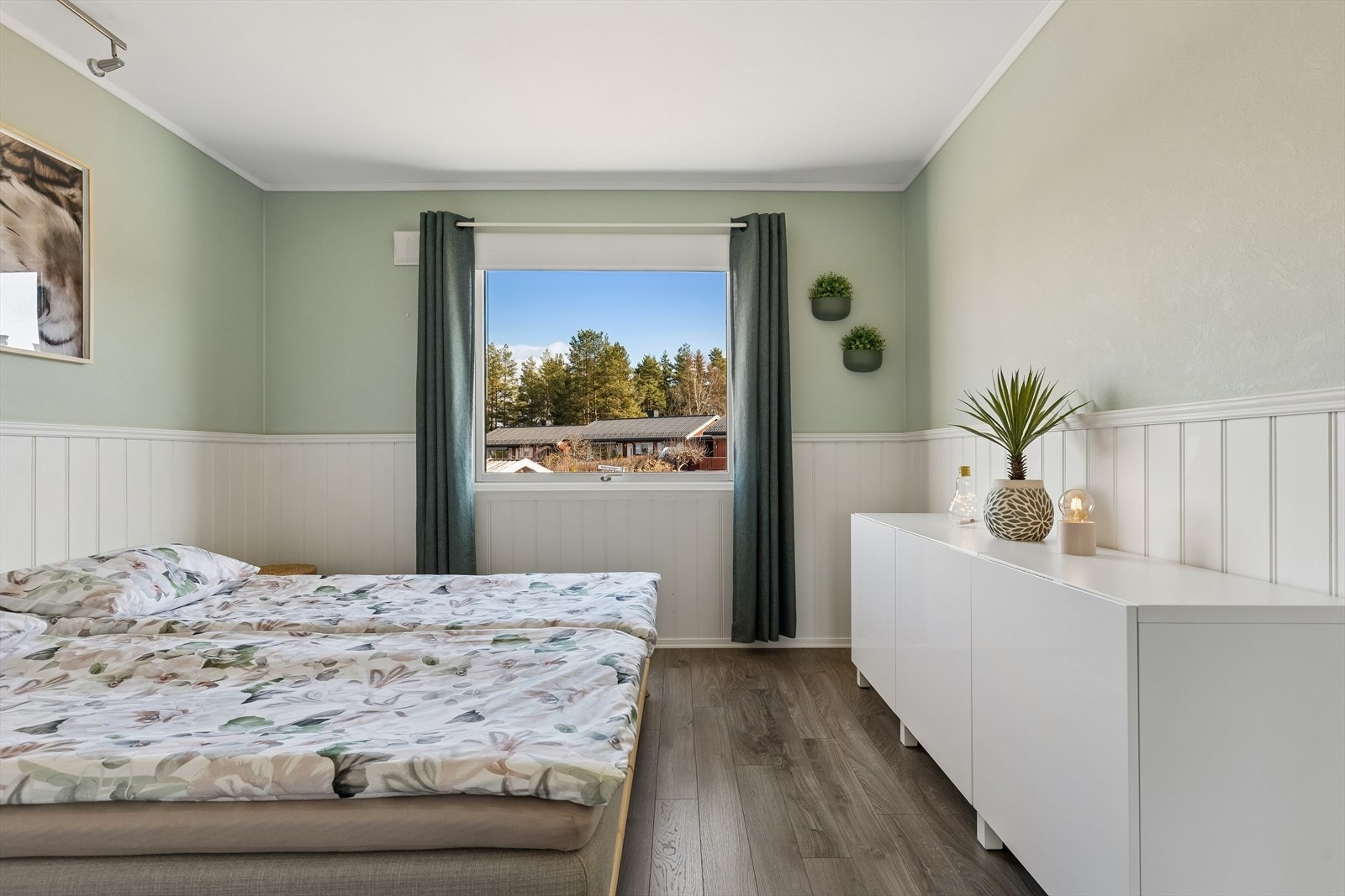 Det er god plass til garderobeløsninger i rommet. Galleribilde