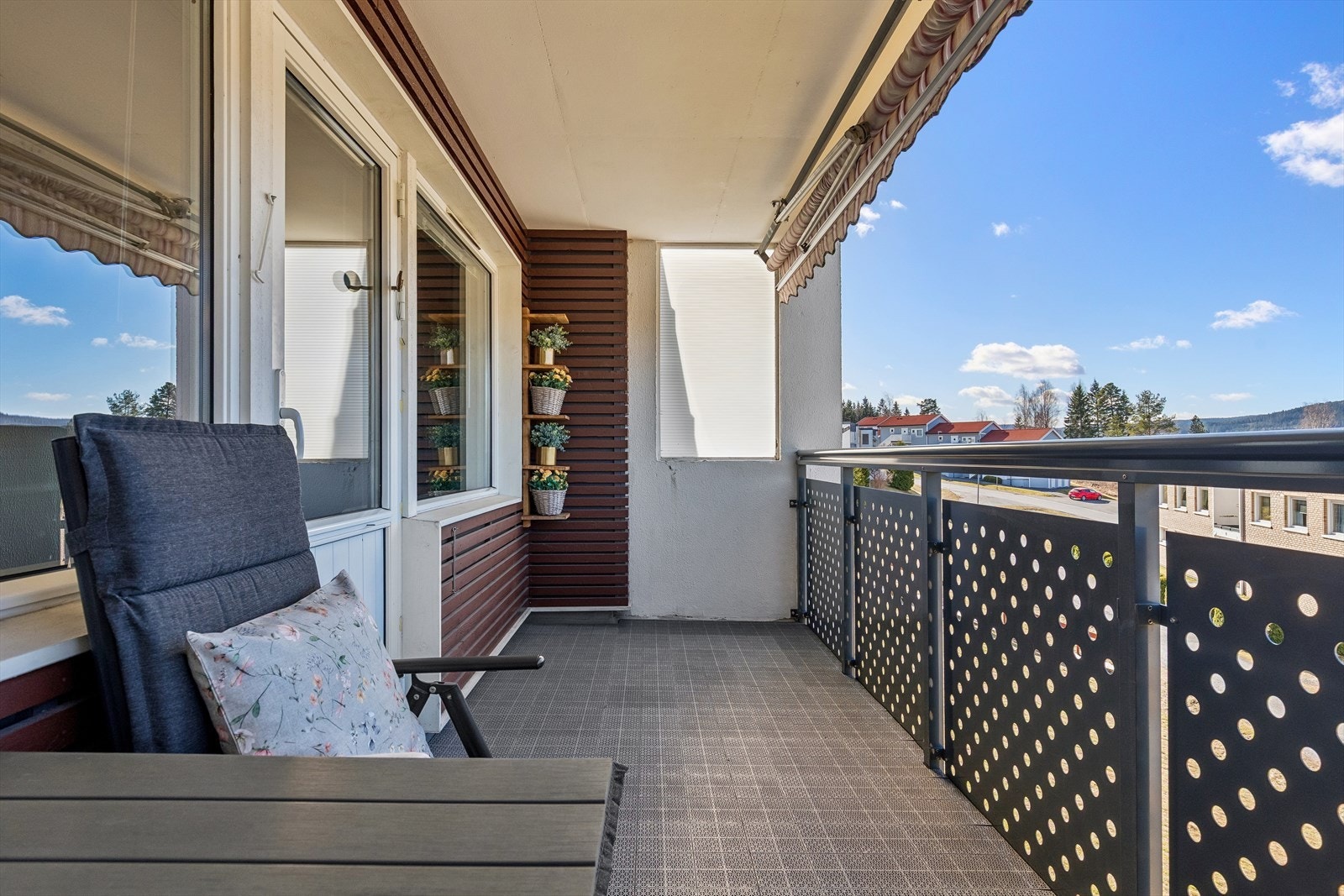 Fra stuen er det utgang til en takoverbygget veranda på 10 m². Her er det god plass til en sittegruppe. Galleribilde