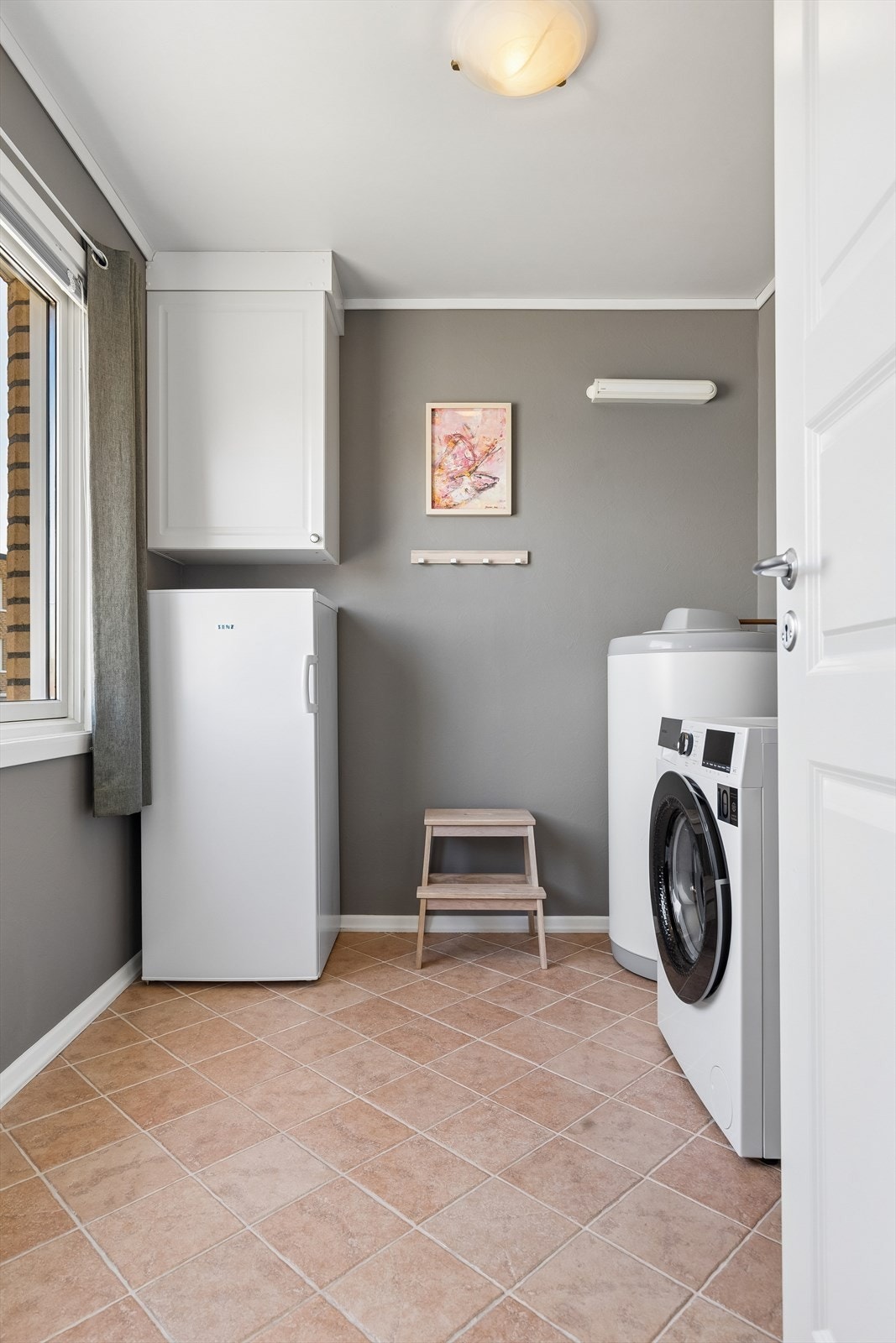 Vaskerommet har varmekabler i gulvet, opplegg for vaskemaskin og en varmtvannsbereder fra 2013. Galleribilde