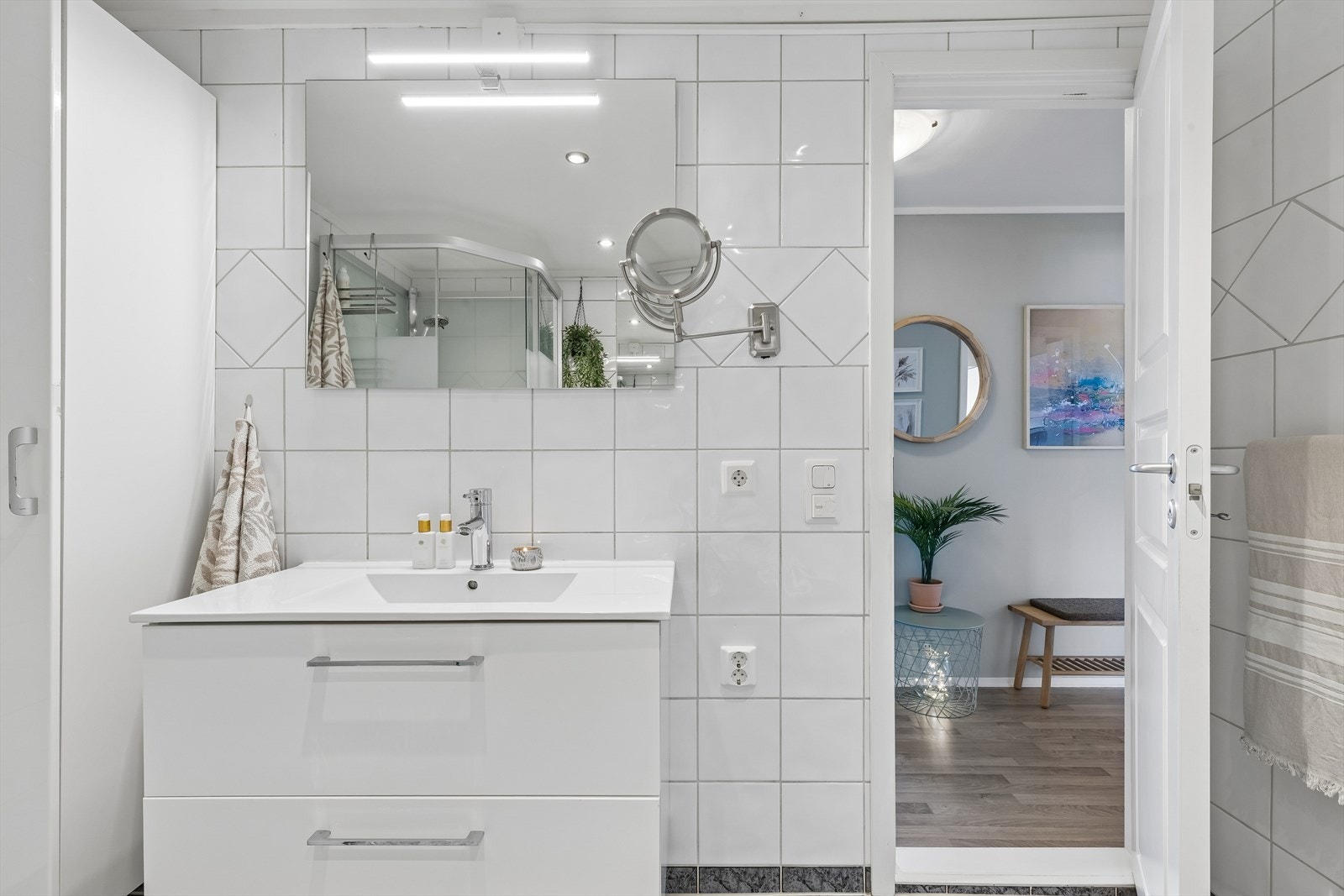 Badet er helfliset og har elektrisk gulvvarme for økt komfort. Galleribilde