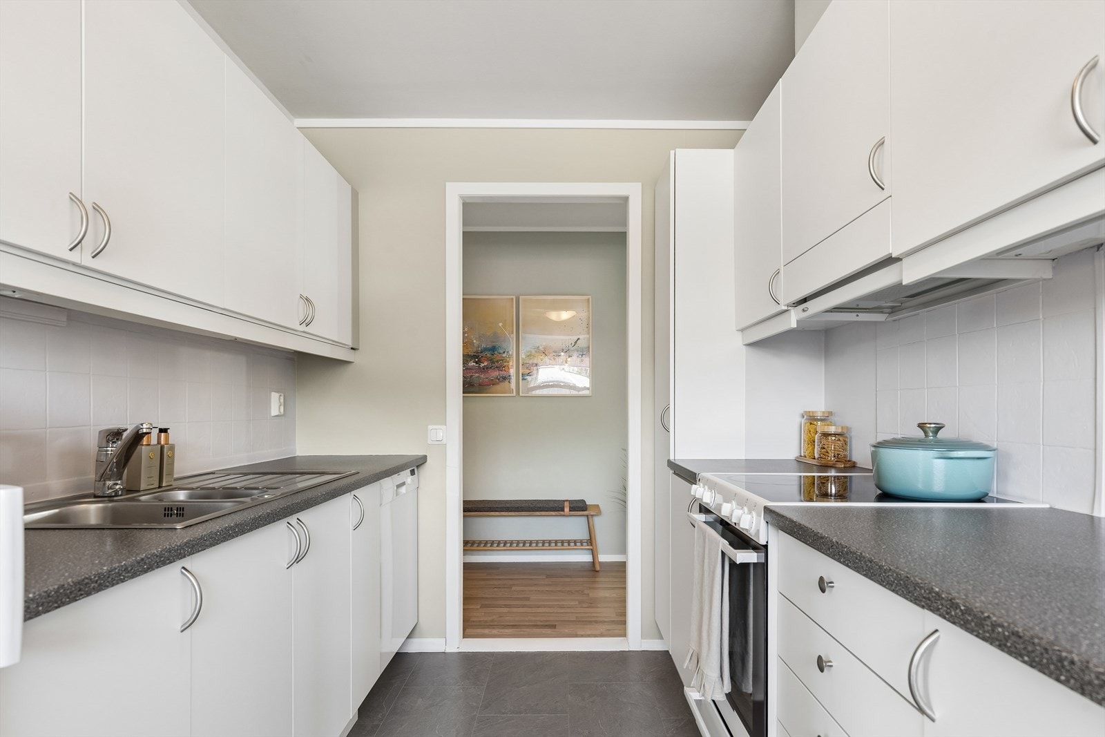 Det er godt med skap- og benkeplass på kjøkkenet. Galleribilde