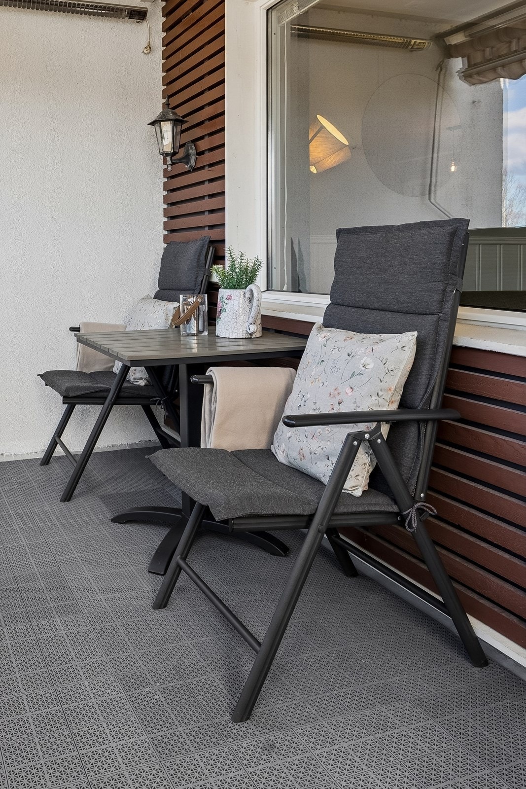 Verandaen har nymonterte plastheller på gulvet og en manuell markise som gir skjerming for solen. Galleribilde