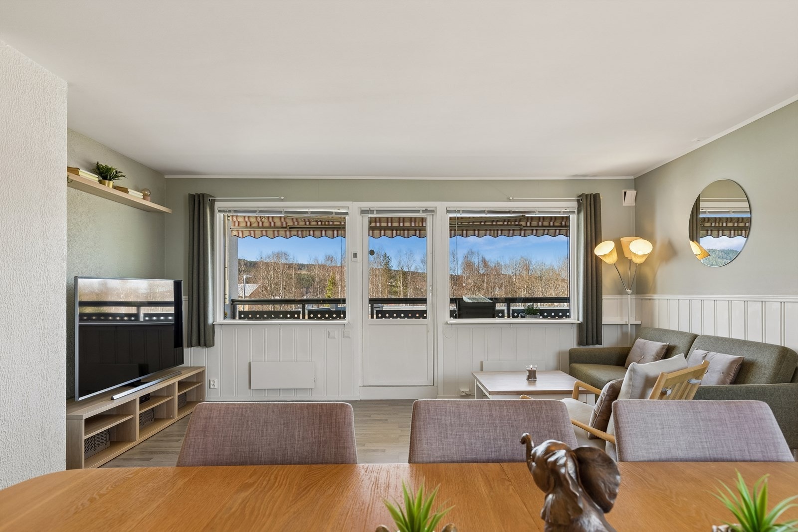 Store vindusflater slipper inn rikelig med dagslys og fri utsikt. Vinduene er fra 2001 og har 2-lags glass. Galleribilde