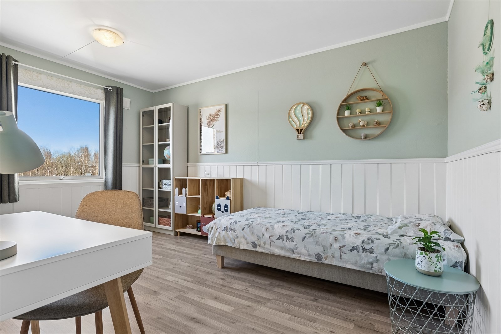 Det tredje soverommet har også en god størrelse og fine lysforhold (vitrineskap medfølger ikke) Galleribilde