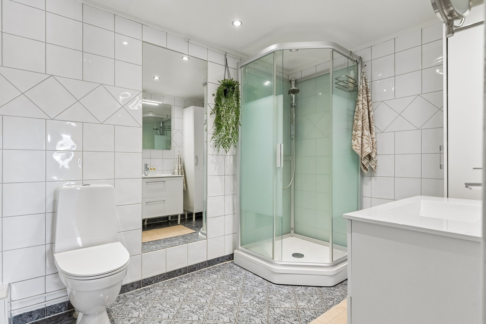 Badet ble oppgradert med nytt dusjkabinett og servant i 2013, og toalettet ble byttet i 2019. Galleribilde