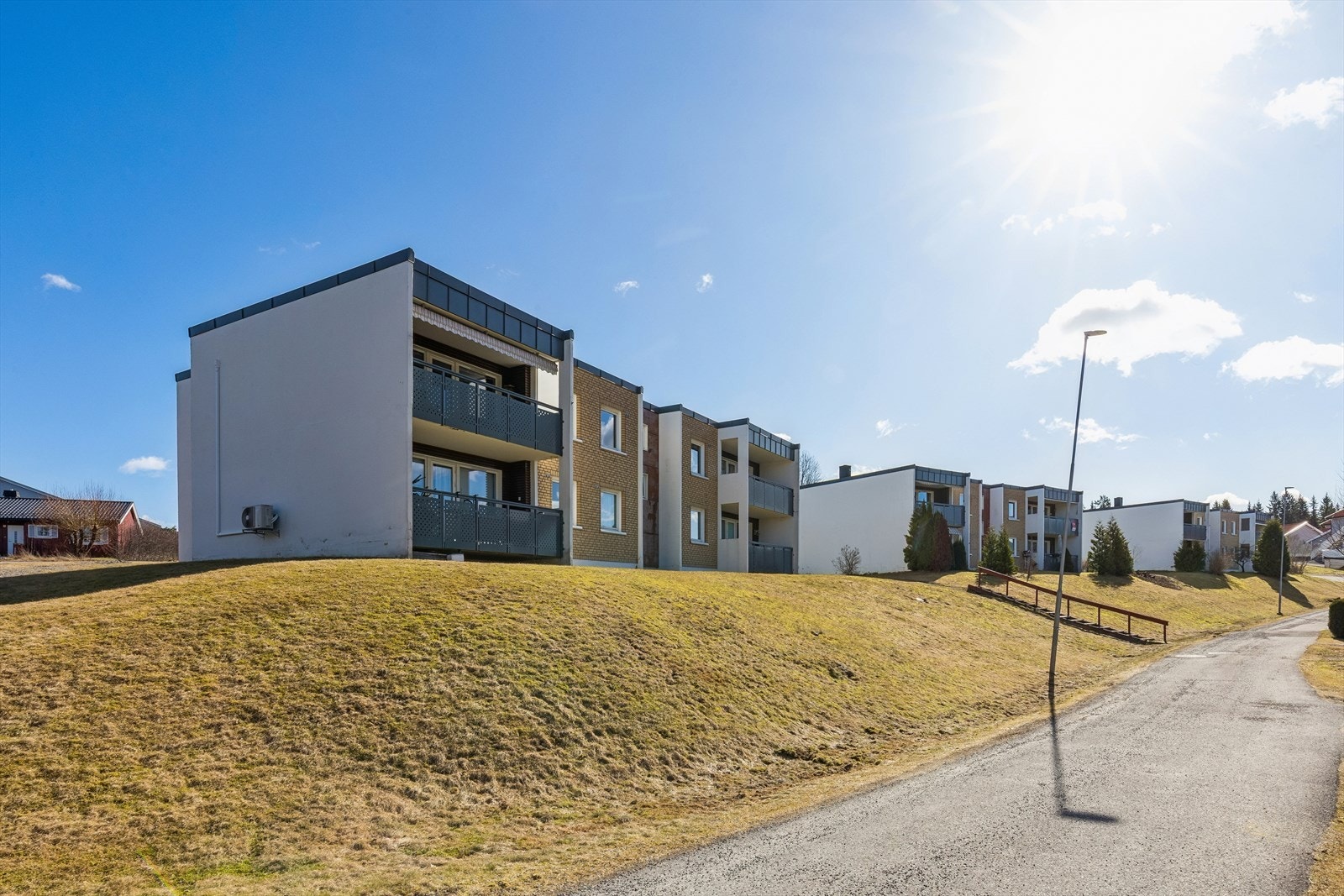 Bygningen fikk ny, vedlikeholdsvennlig teglsteinsfasade i 2001, og har en solrik beliggenhet. Galleribilde