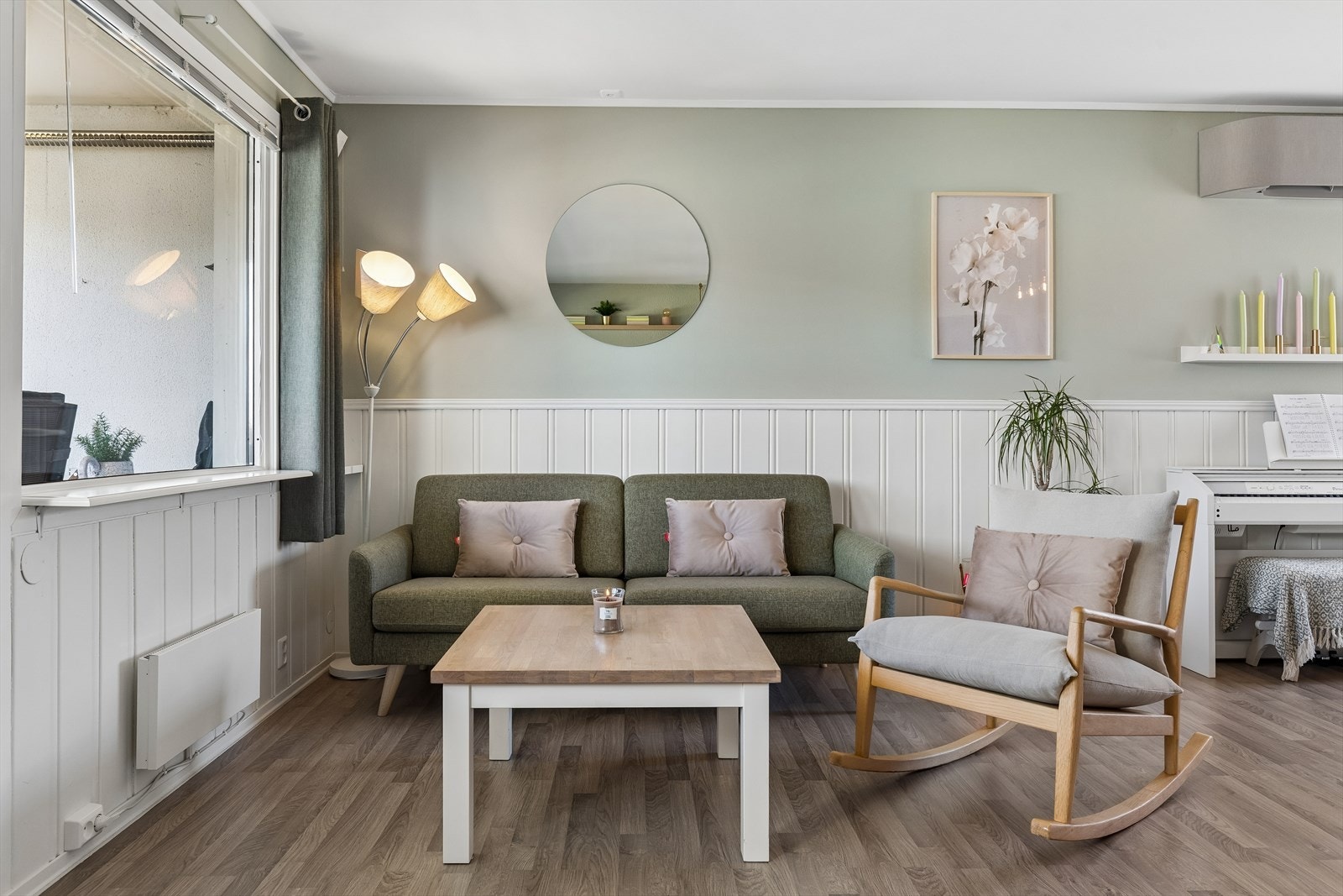 Stuen er romslig og gir god plass til både sofagruppe og spisebord. Galleribilde