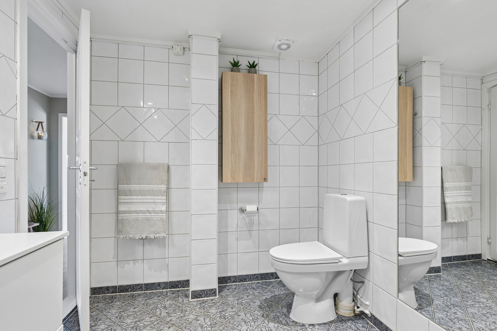 Ventilasjonen sikres med en elektrisk styrt vifte. Galleribilde