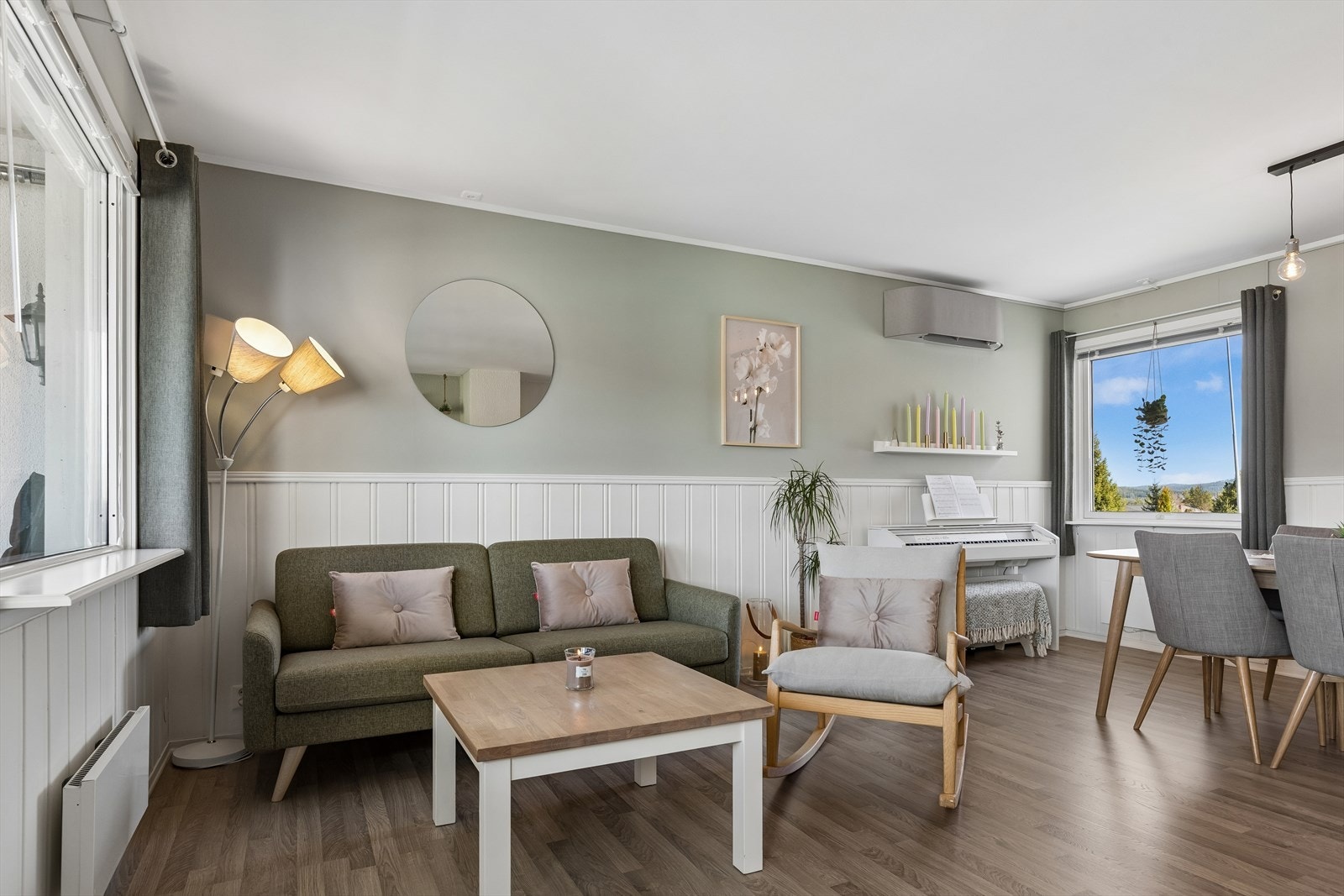 Stuen er et lyst og sosialt samlingspunkt med en ny, energieffektiv varmepumpe fra 2024. Galleribilde