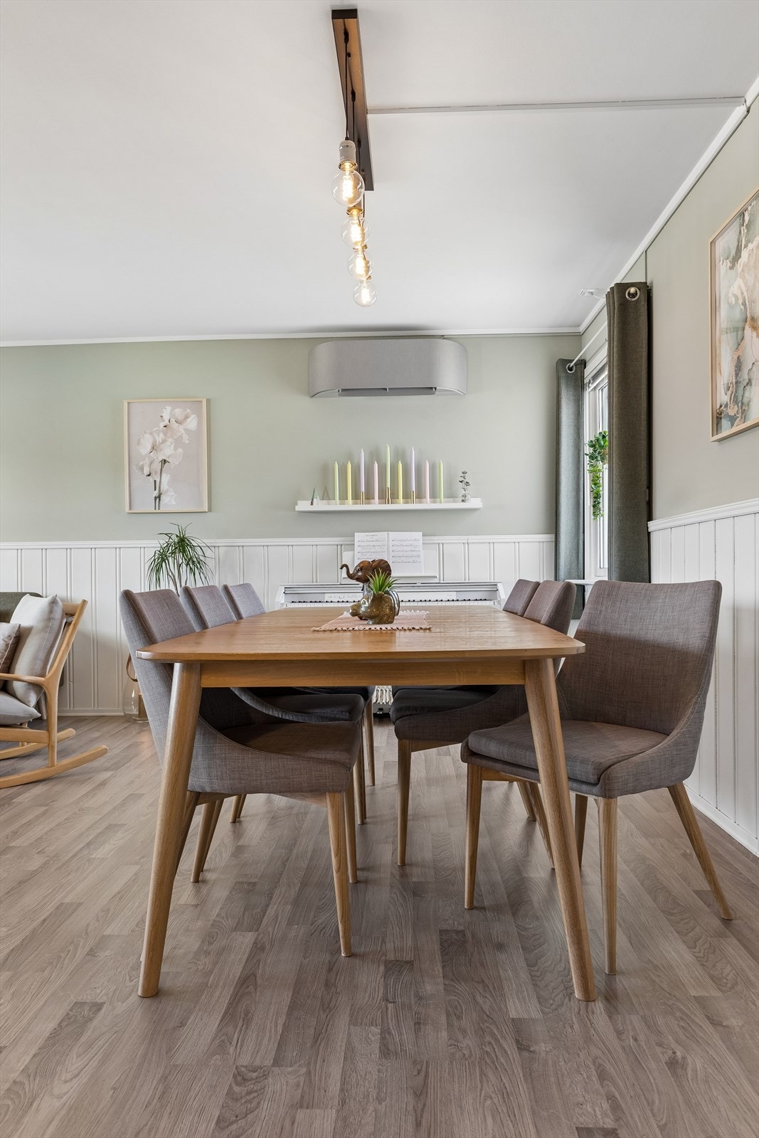 Varmepumpen er en Toshiba Signatur 25 varmepumpe. Hos forhandler kan man bestille trekk i flere ulike farger, slik at varmepumpen passer perfekt inn i hjemmet. Galleribilde