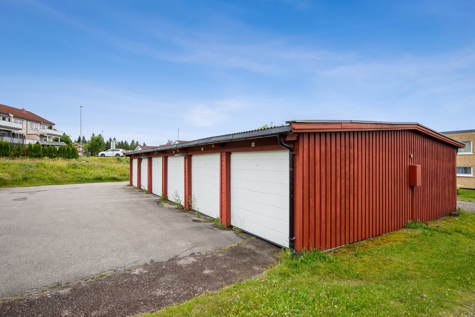 Det medfølger en garasjeplass på 15 m² i felles garasjerekke. Garasjen har leddport med elektrisk portåpner. Galleribilde