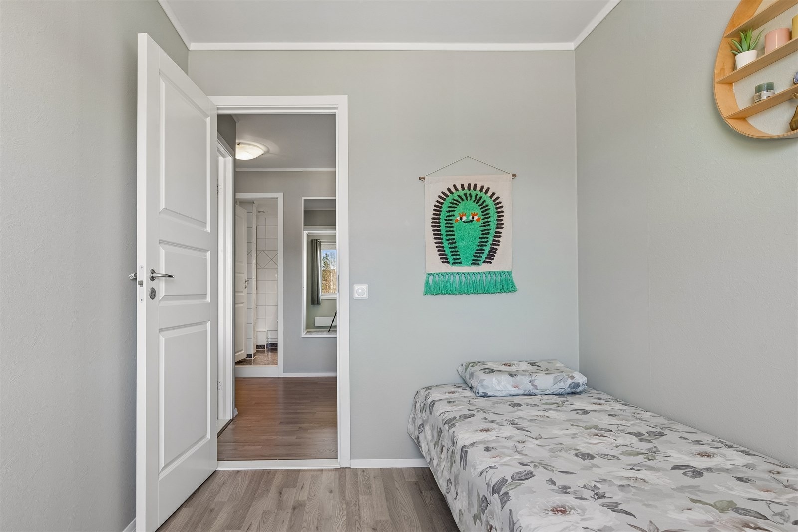 Alle soverommene har laminatgulv og vegger i duse farger, som skaper en rød tråd i boligen. Galleribilde