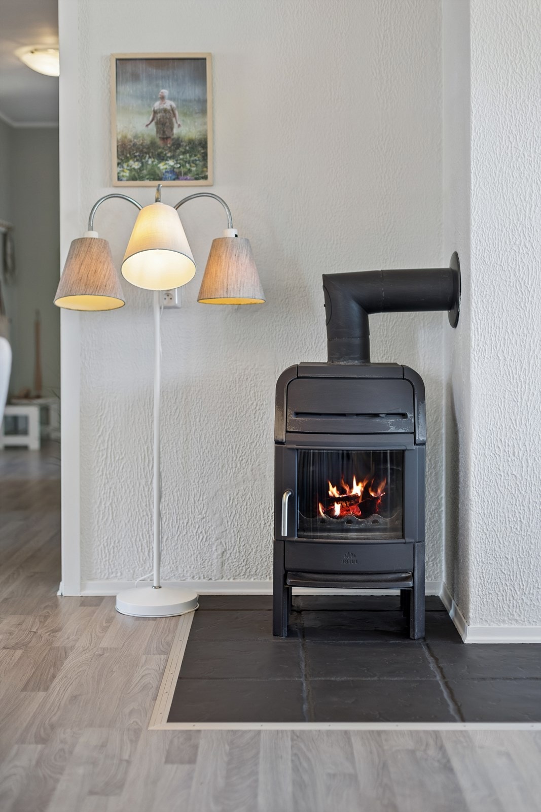 En moderne peisovn, installert i 2017, gir både hygge og effektiv tilleggsvarme. Galleribilde