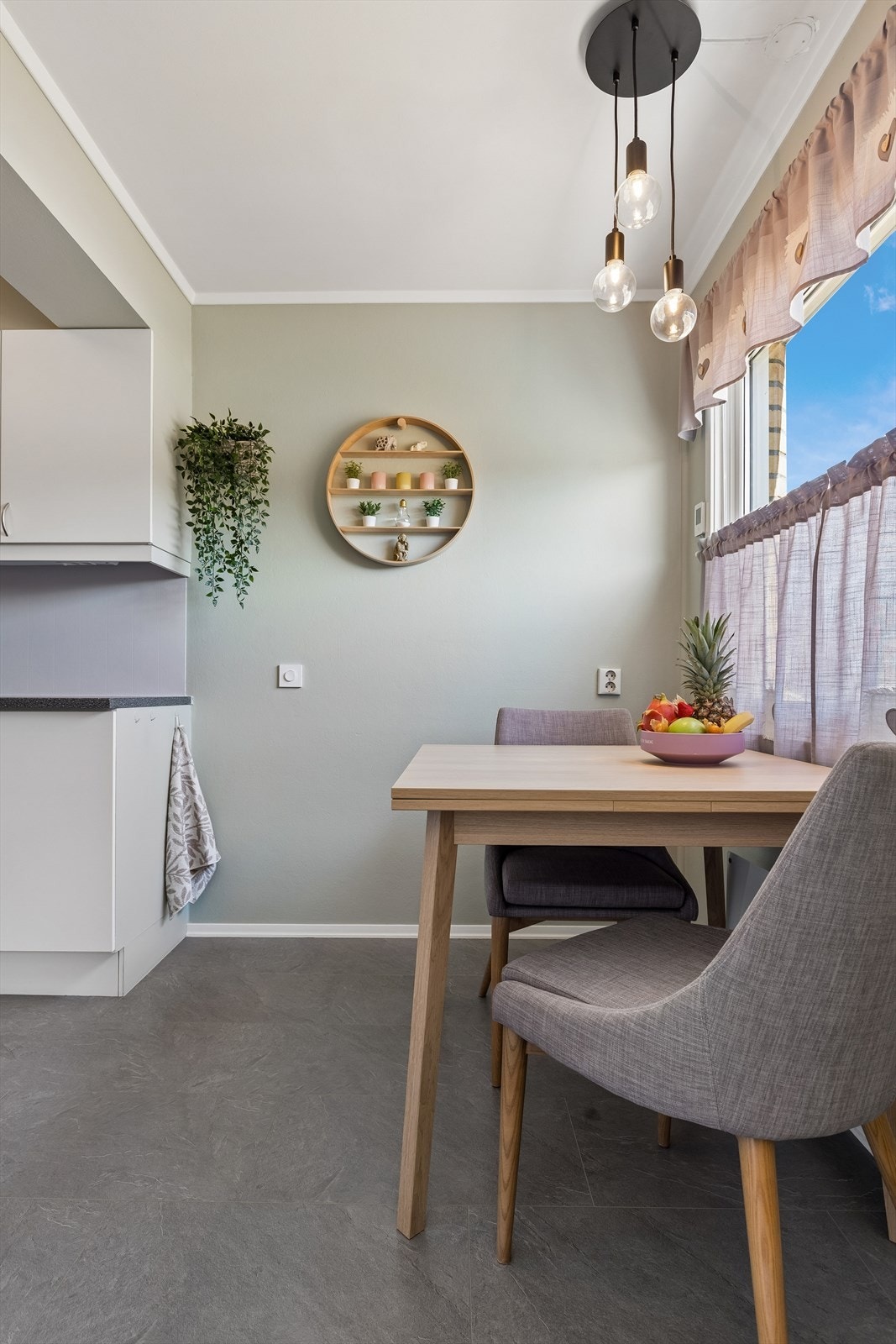 Også kjøkkenet er innredet i lyse, tidsmessige farger. Galleribilde