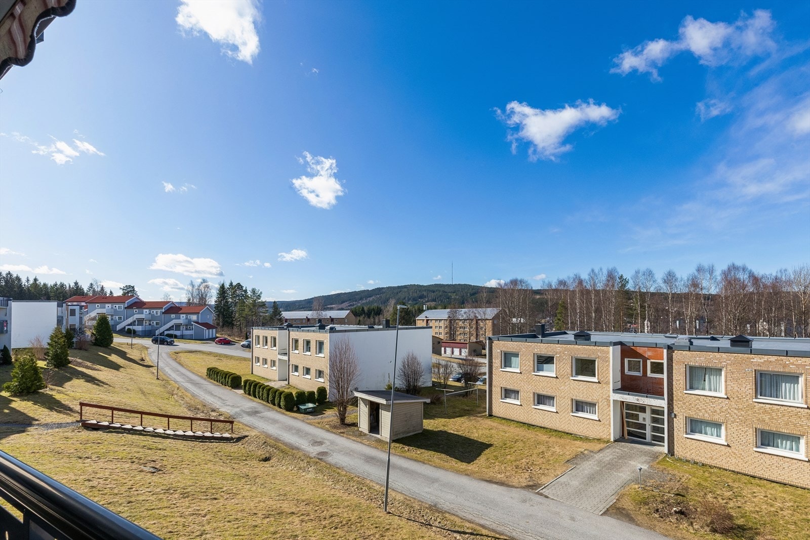 Fra leiligheten har du utsikt over et stille og rolig nabolag, med lite gjennomgangstrafikk. Gode solforhold! Galleribilde