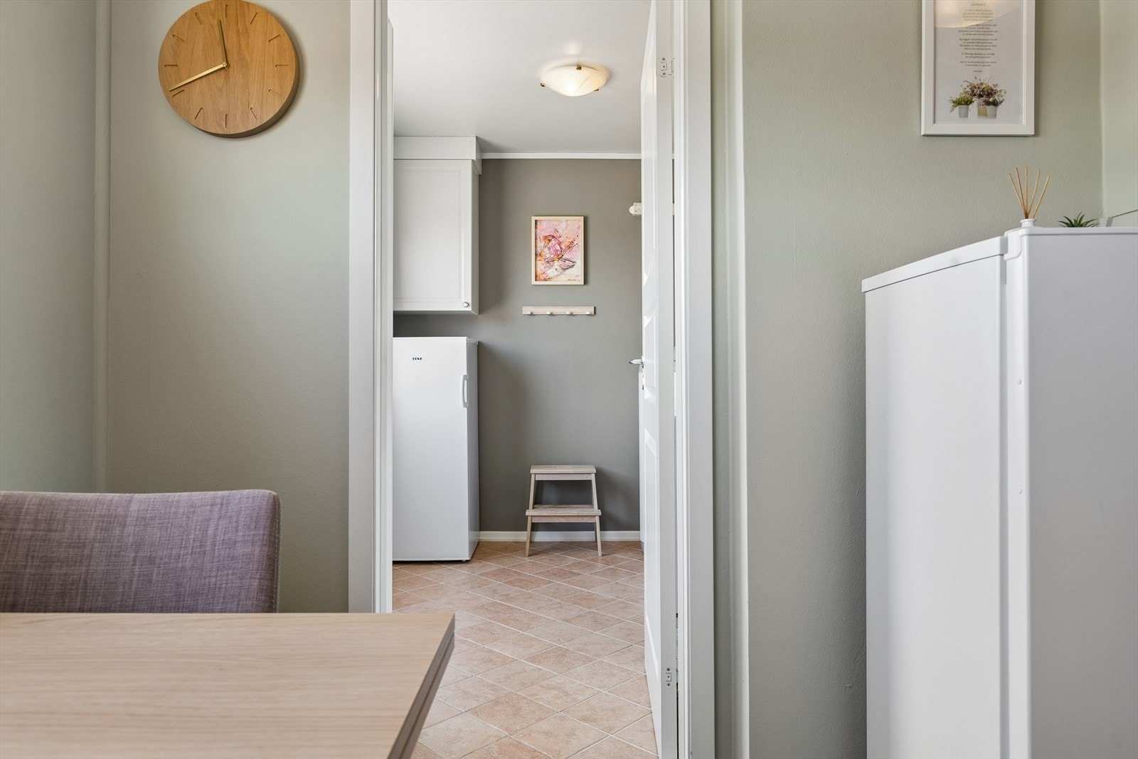 Med adkomst fra kjøkkenet har leiligheten et praktisk vaskerom med flislagt gulv. Galleribilde