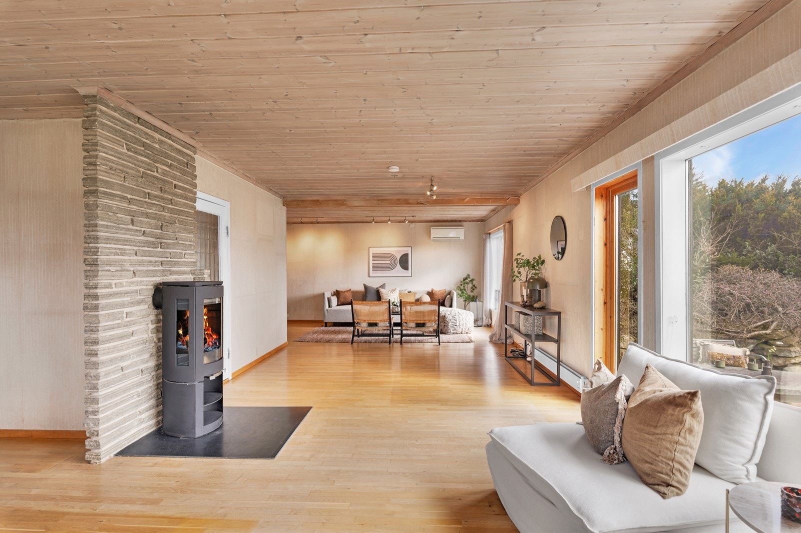 Stuen er av god størrelse og har flere soner til møblering Galleribilde