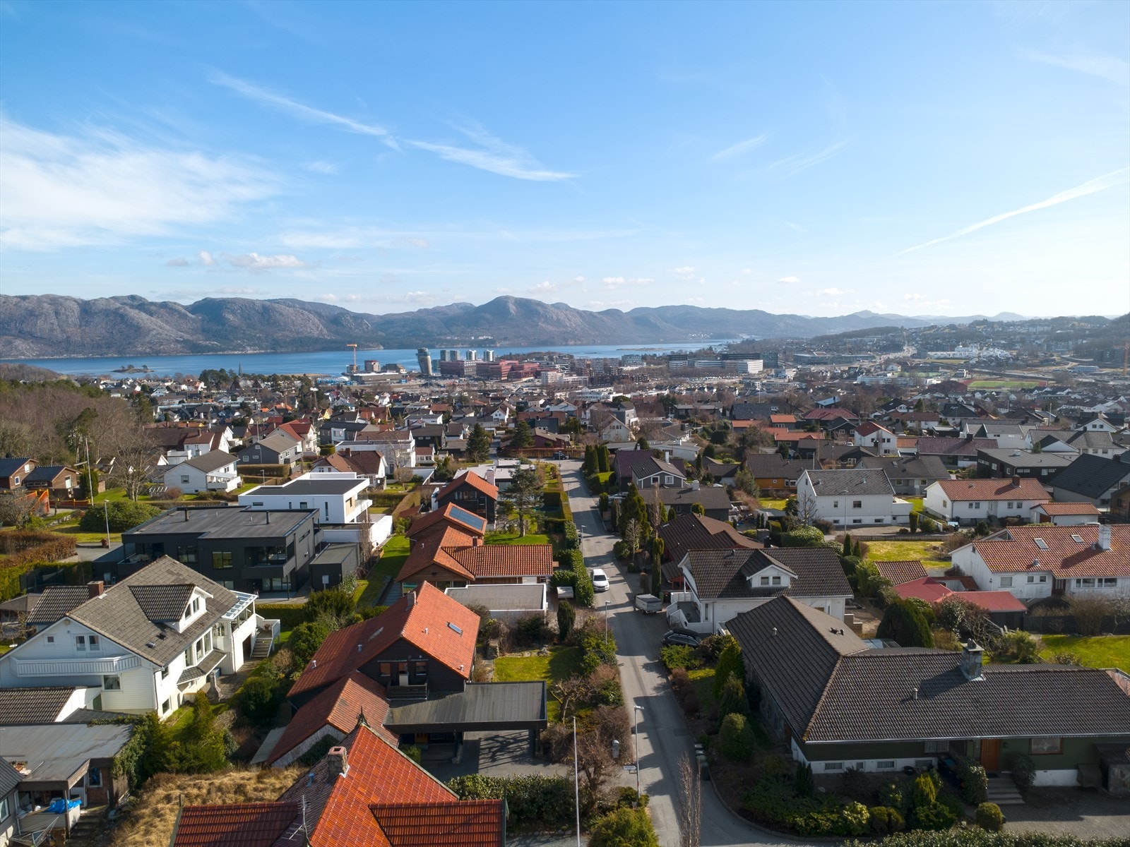 Dronefoto - flott beliggenhet med lite gjennomgangstrafikk Galleribilde