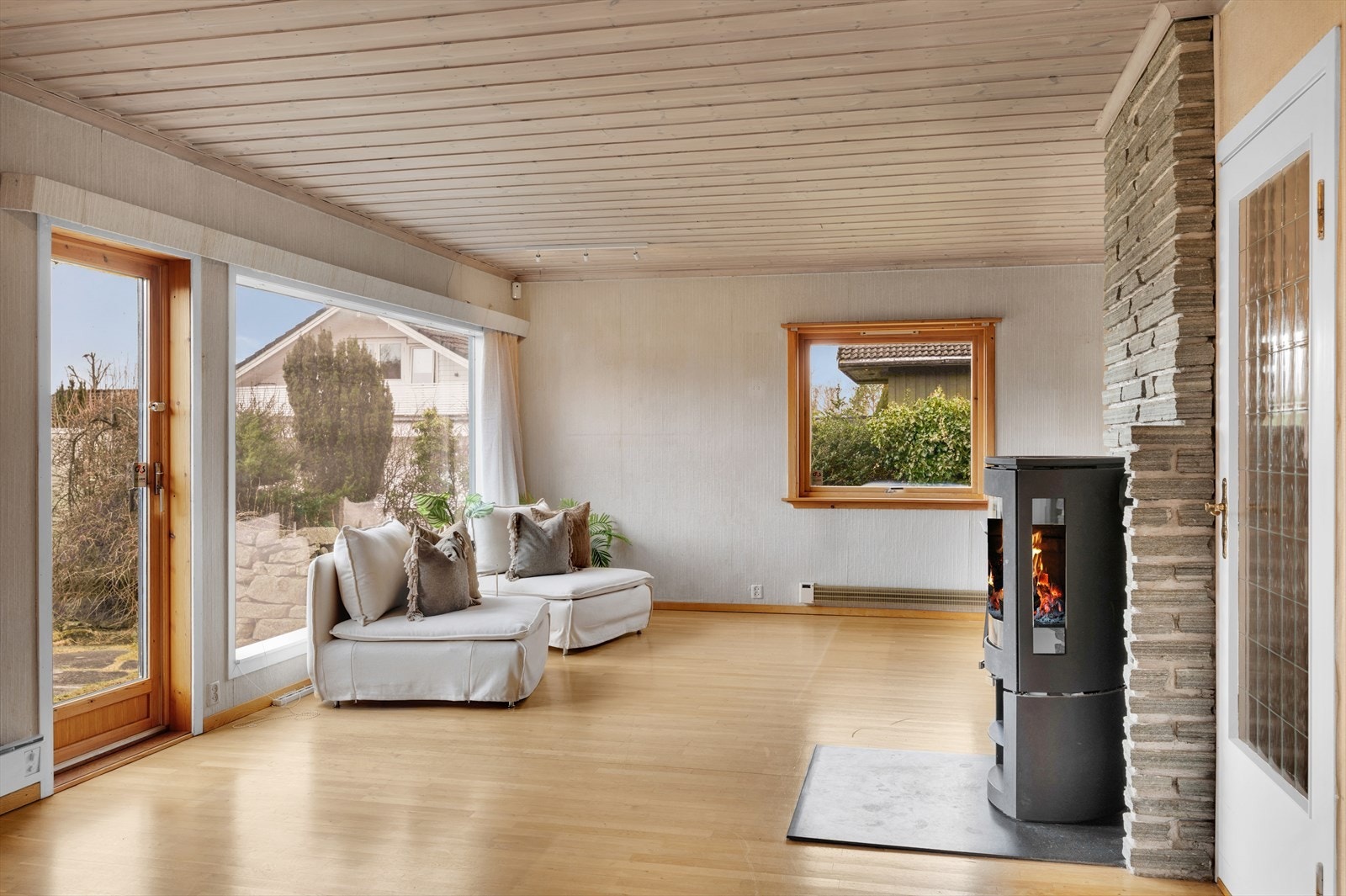 Stue - utgang til sør-vestvendt hage og platting Galleribilde