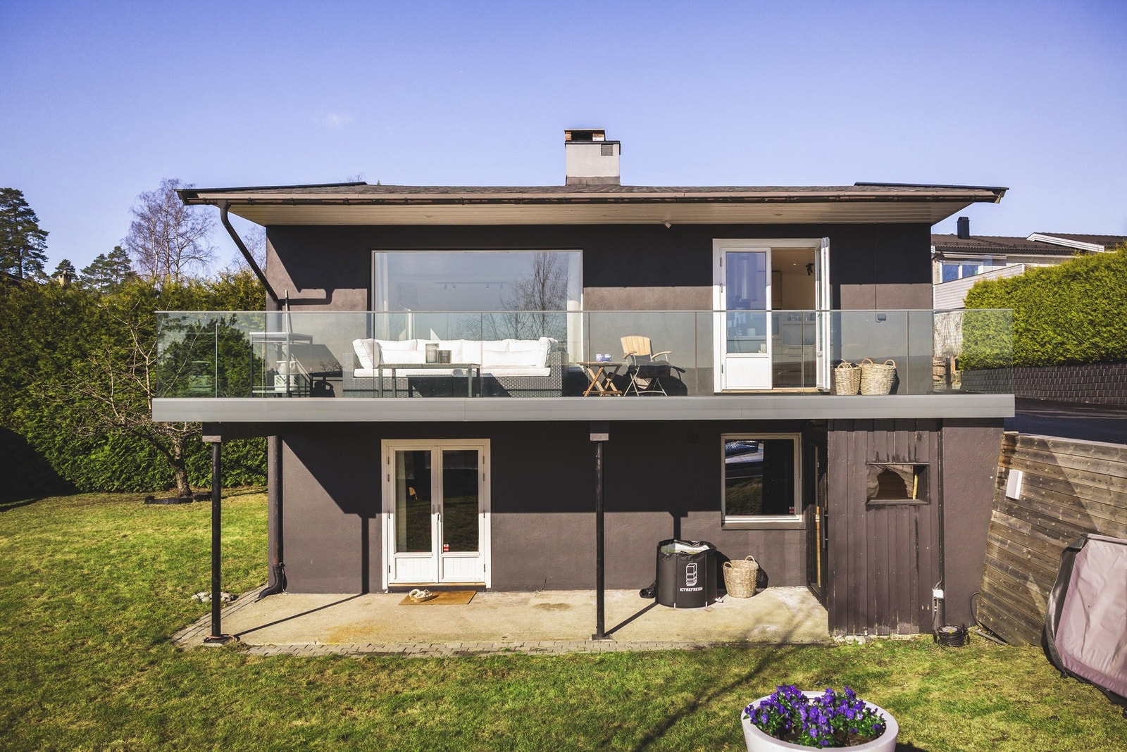 Her har foreldrene god oversikt over barnas lek i hagen. Galleribilde