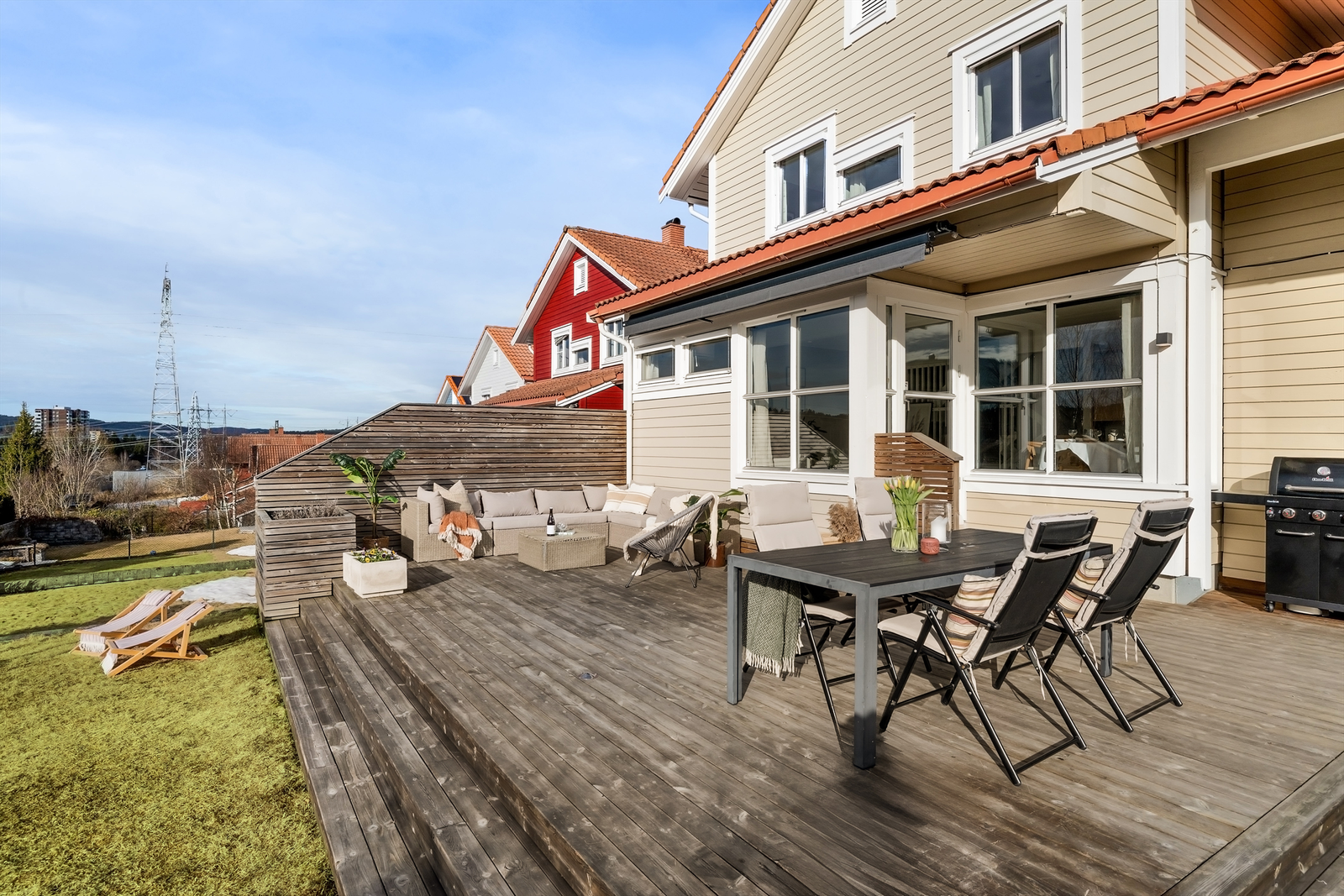 Den store terrassen på hele 37 kvm strekker seg langs store deler av fasaden mot hagen. Solen dukker opp i rundt 12-tiden på sommerhalvåret. Galleribilde