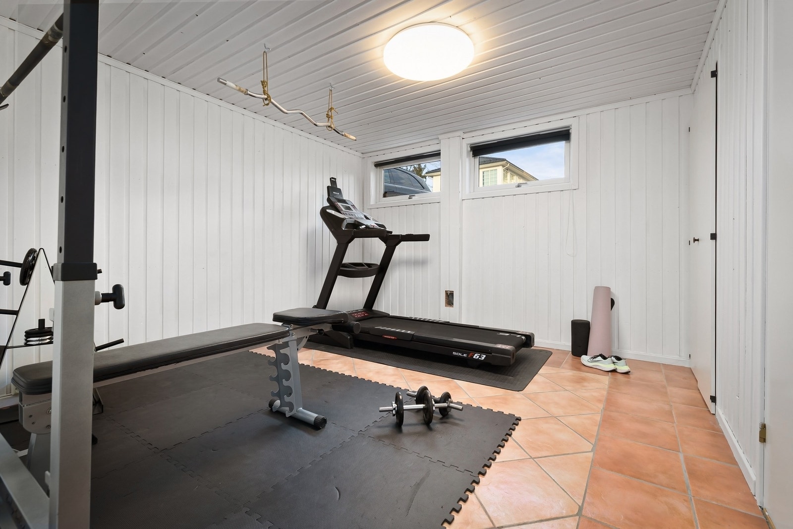 Innredet rom i kjeller, her benyttet som treningsrom. Også her er det varmekabler i gulvet. Galleribilde
