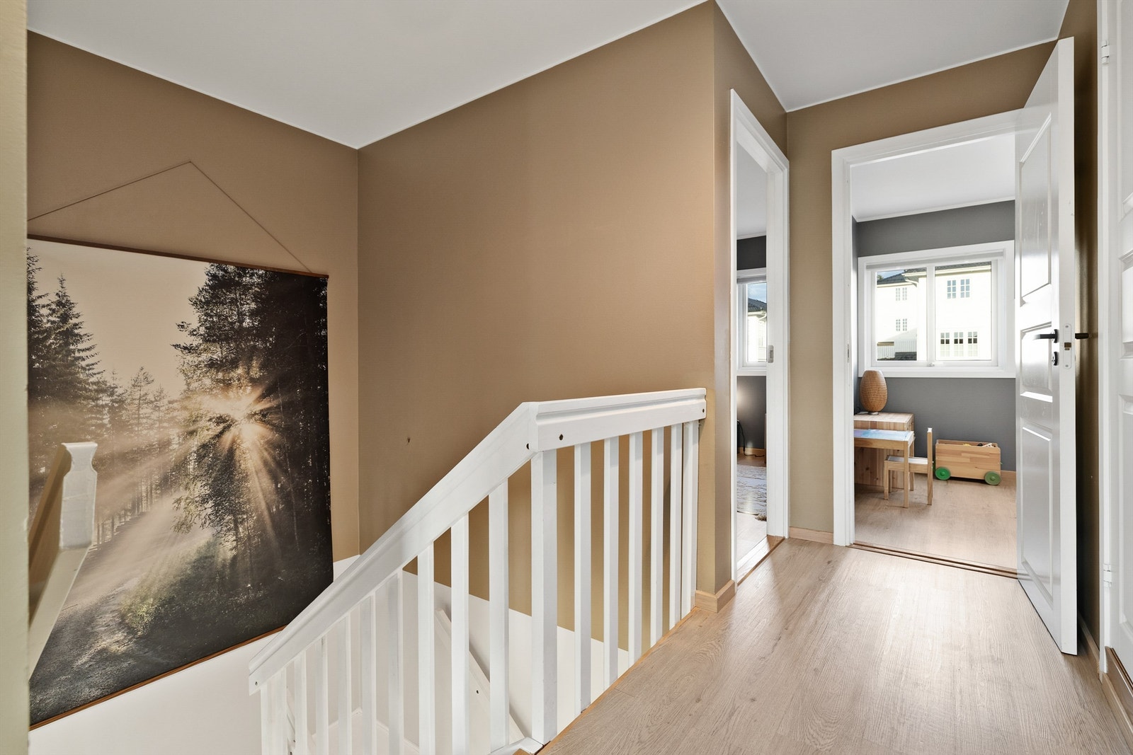 Overflatene i gangen ble, i likhet med soverommene, oppgradert i 2020. Galleribilde