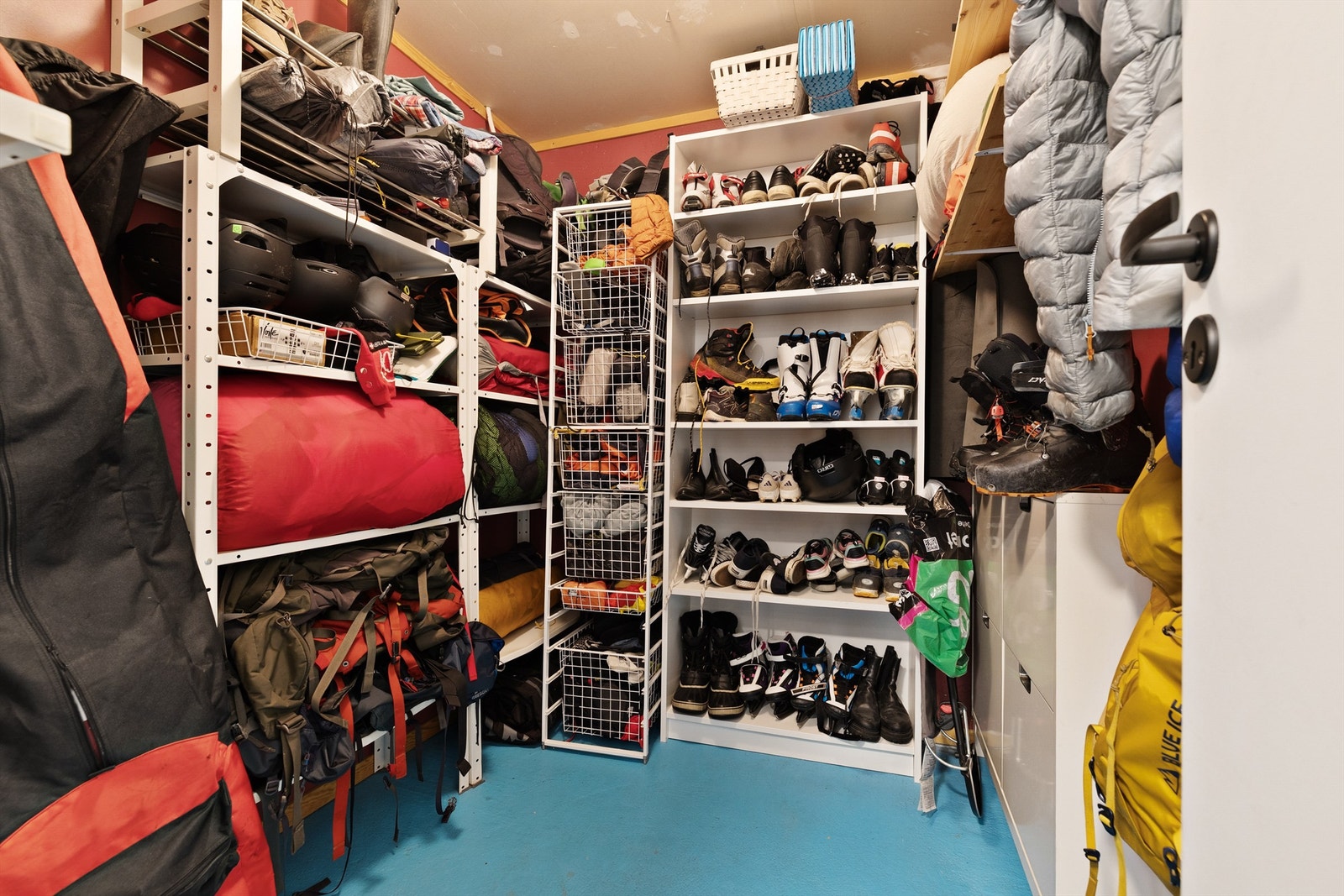 Boligen har rikelig med lagringsplass, blant annet i denne boden i kjelleren. Galleribilde