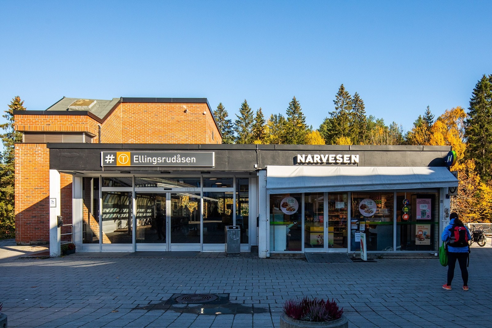 Ellingsrudåsen T-bane ligger ca. 17-18 minutter unna i gangavstand. Galleribilde